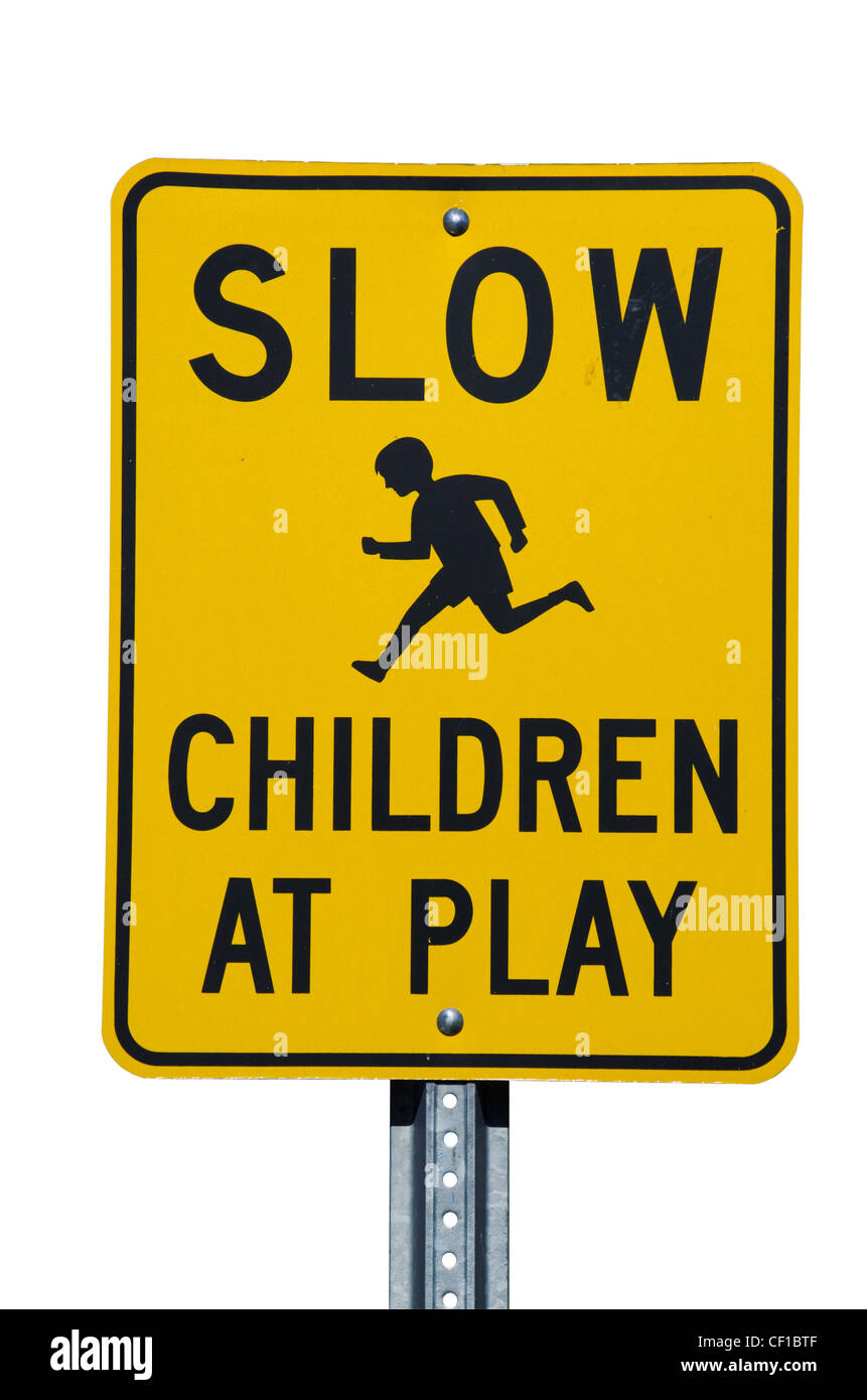Rallentare i bambini a giocare un cartello stradale con sfondo bianco Foto Stock