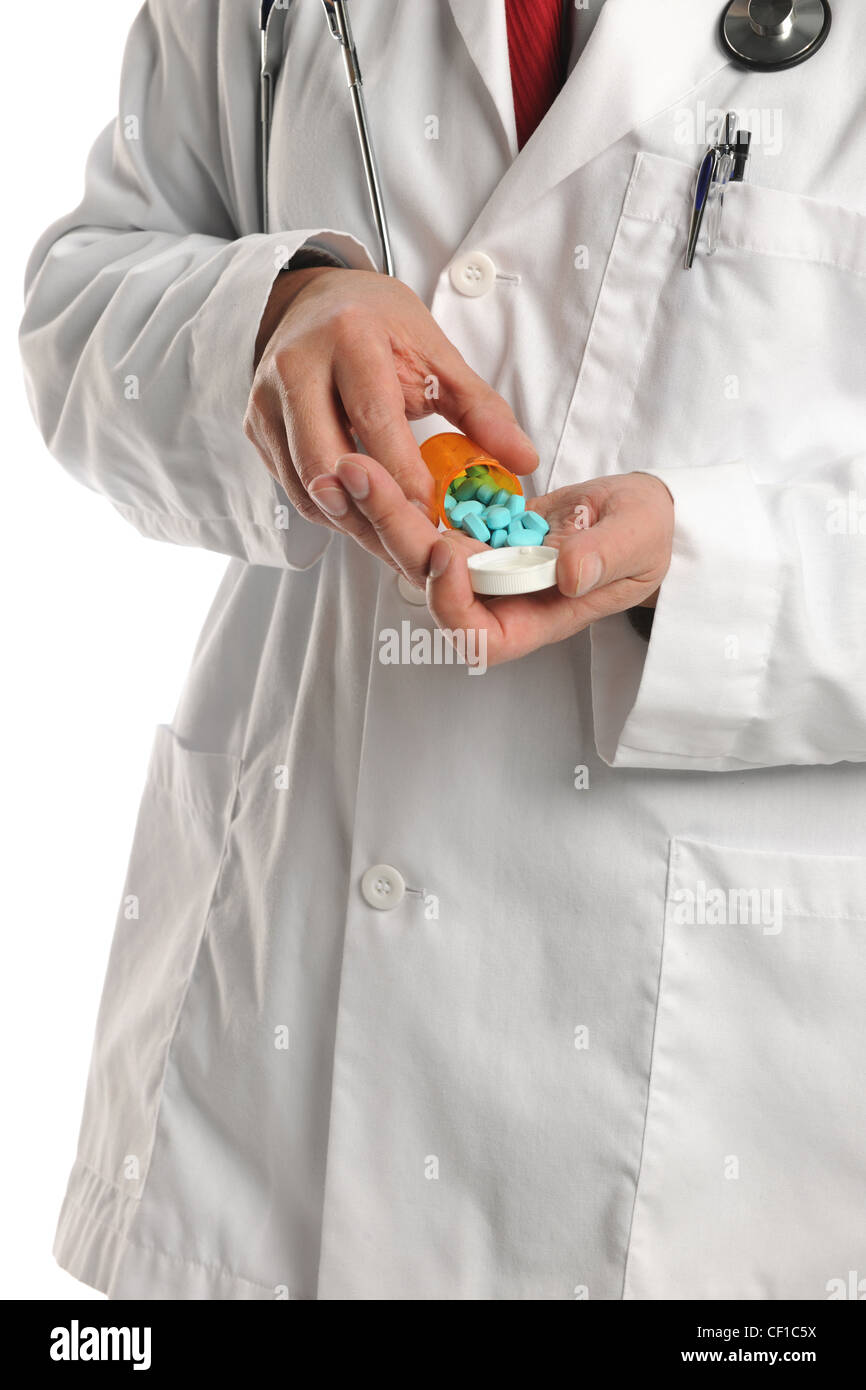 Doctor's mani tenendo la prescrizione pillole isolate su sfondo bianco Foto Stock