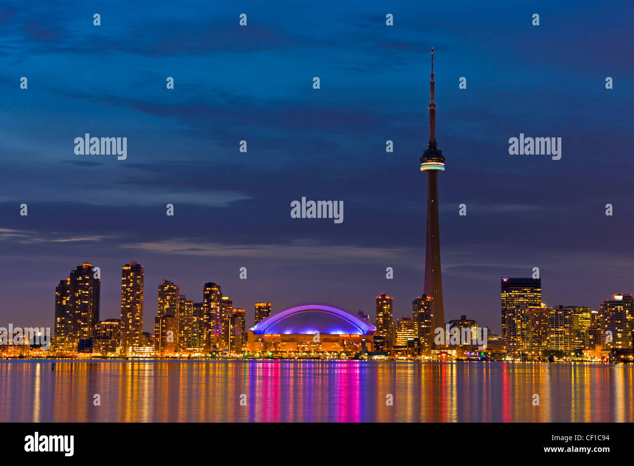 Skyline di Toronto con la CN Tower e il Rogers Centre al tramonto sul Lago Ontario, città di Toronto, Ontario, Canada. Foto Stock