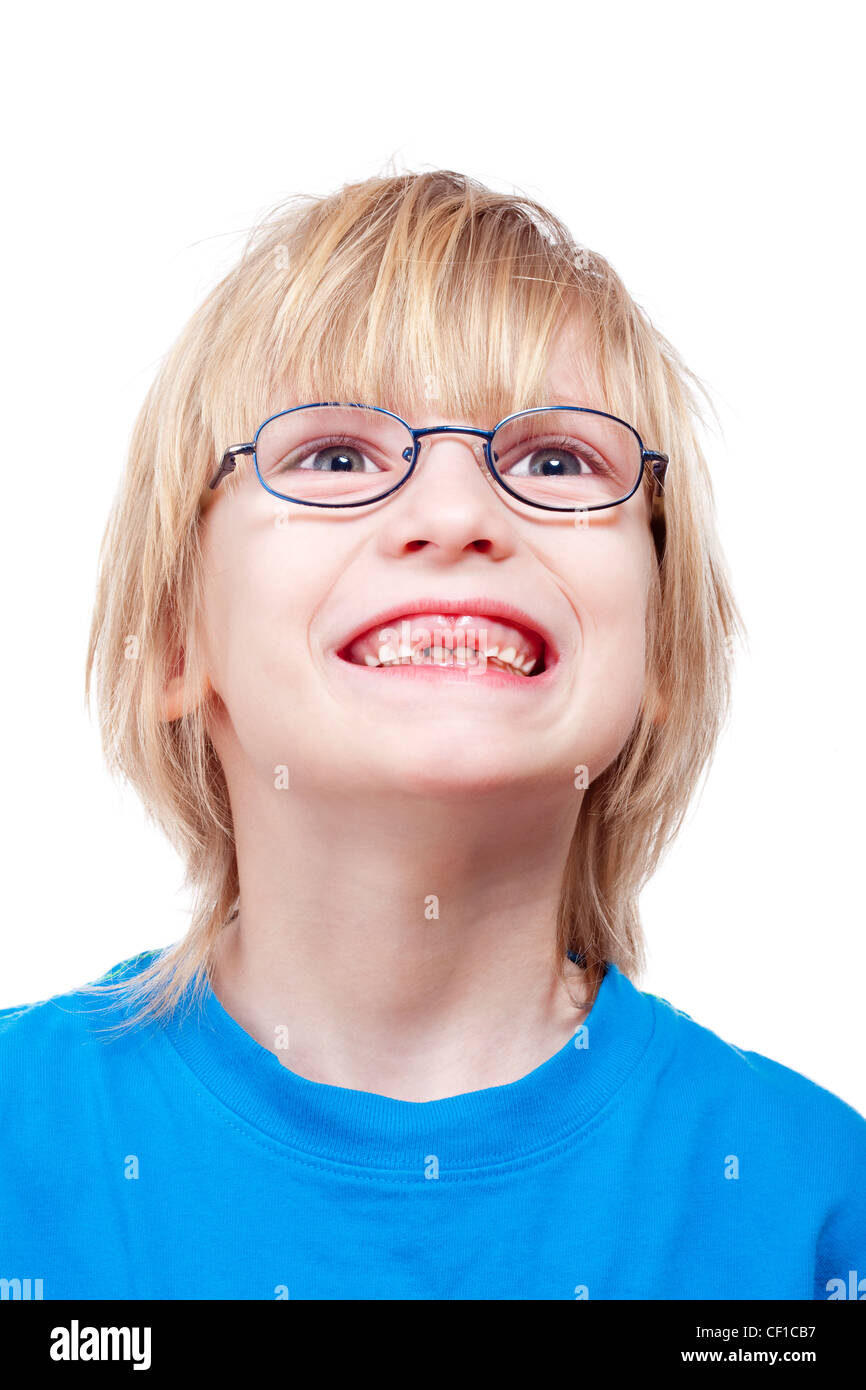 Ritratto di un ragazzo con gli occhiali che mostra il suo primo mancano i denti di latte Foto Stock