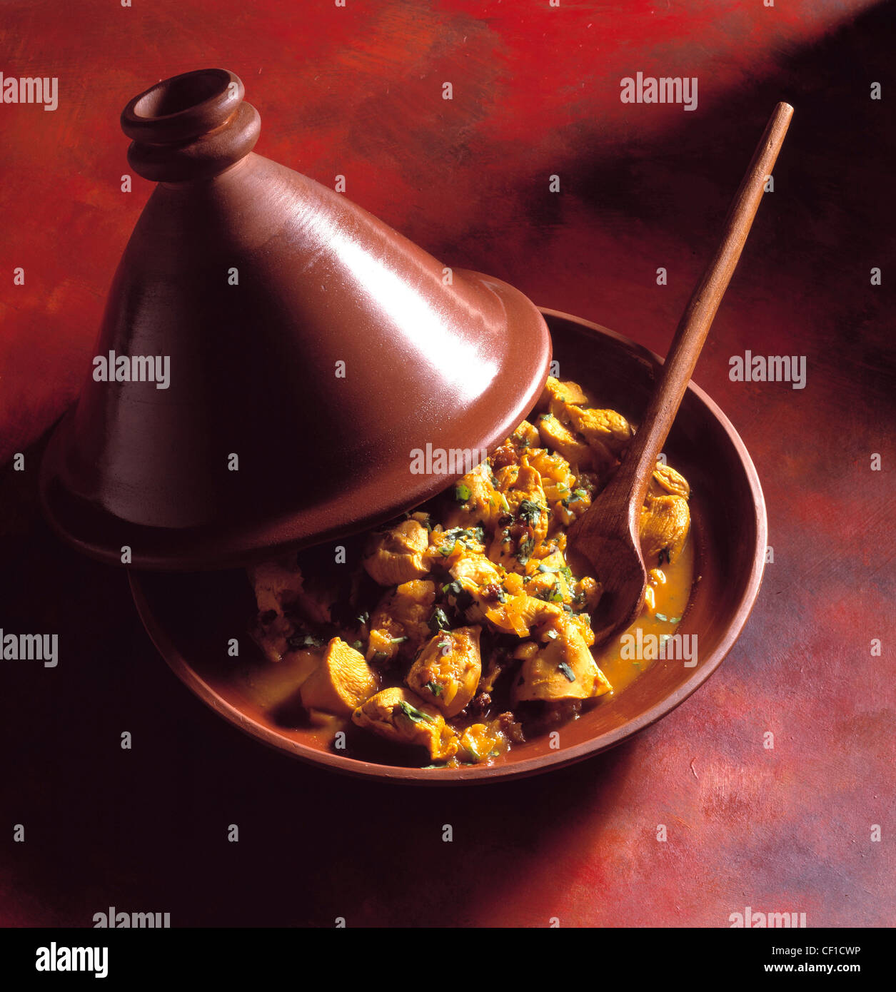 Tagine di pollo serve ingredienti: ml olio di canola, cipolla tritata, spicchio d'aglio tritato finemente, ogni cucchiaino di zenzero in polvere, Foto Stock Tagine di pollo serve ingredienti: ml olio di canola, cipolla tritata, spicchio d'aglio tritato finemente, ogni cucchiaino di zenzero in polvere, Foto Stock