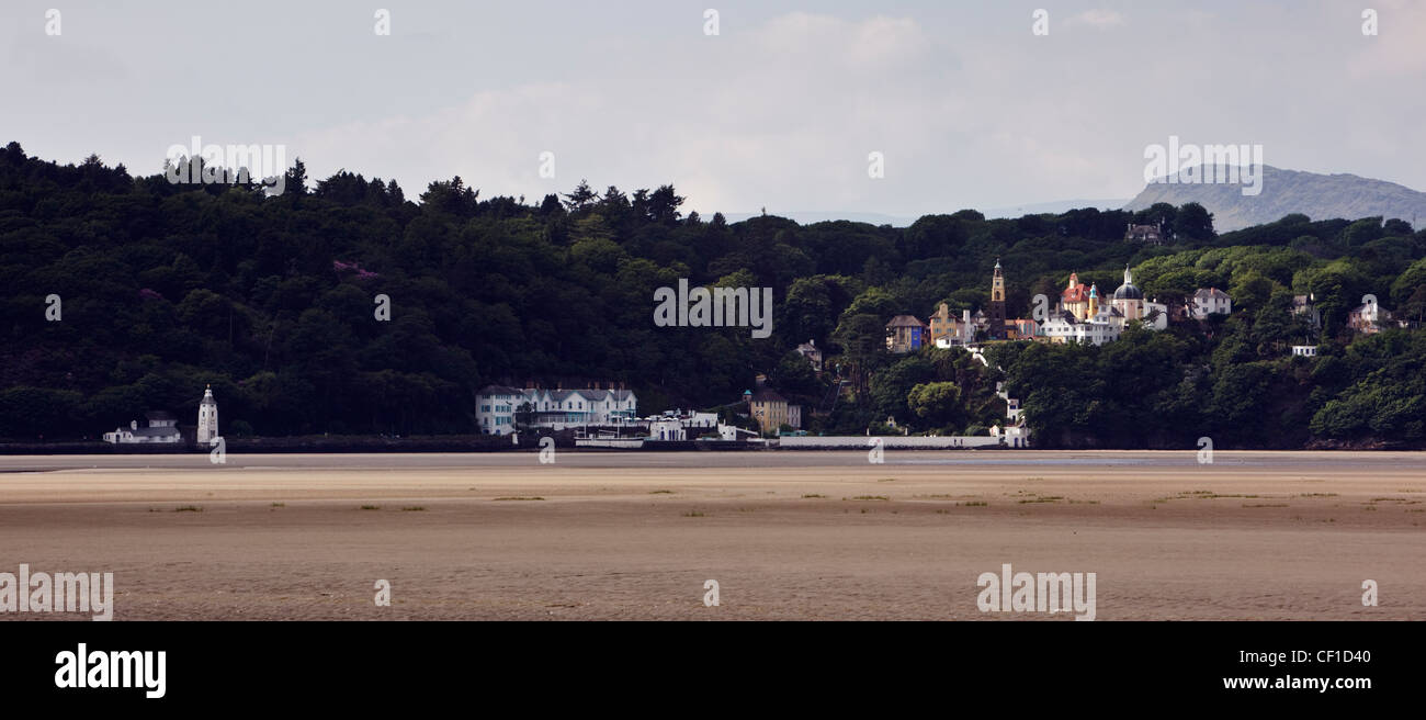 Vista su tutta la foce del fiume Dwyryd verso Portmeirion, un villaggio turistico costruito da Sir Clough Williams-Ellis tra 19 Foto Stock