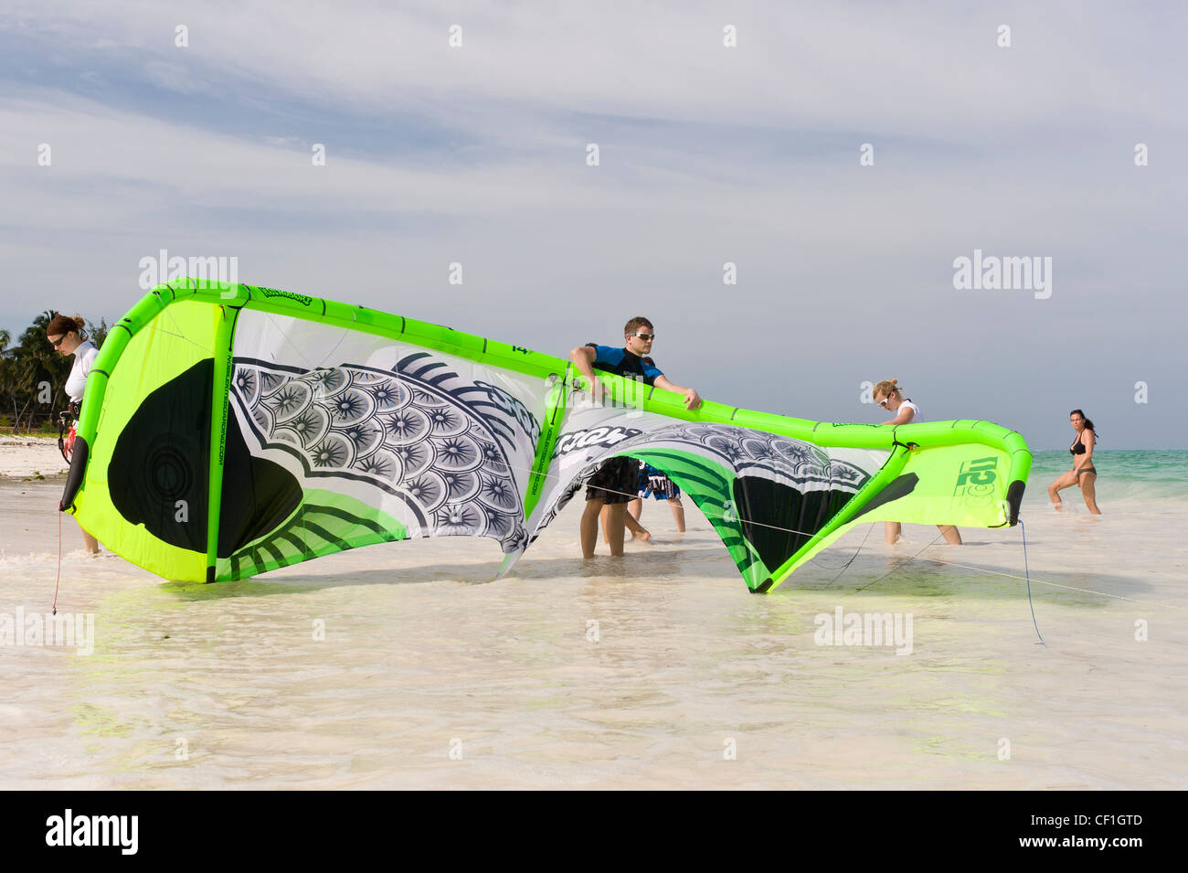 Kite surfer prepara il suo aquilone per lanciare, Paje, Zanzibar, Tanzania Foto Stock
