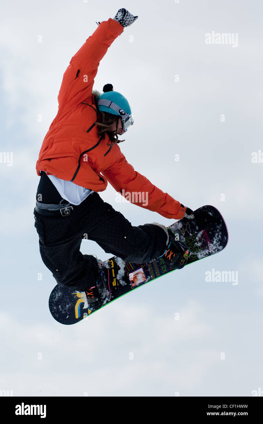 Gli appassionati di snowboard getting big air durante una competizione al vertice della gamma di nevis Fort William highlands scozzesi Scotland Regno Unito Foto Stock