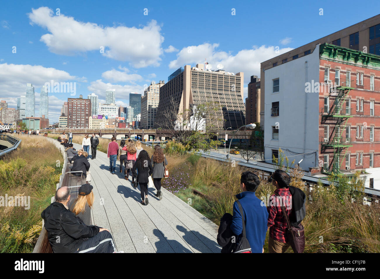 La gente che camminava sulla linea superiore e inferiore sul lato ovest di New York, Stati Uniti d'America Foto Stock