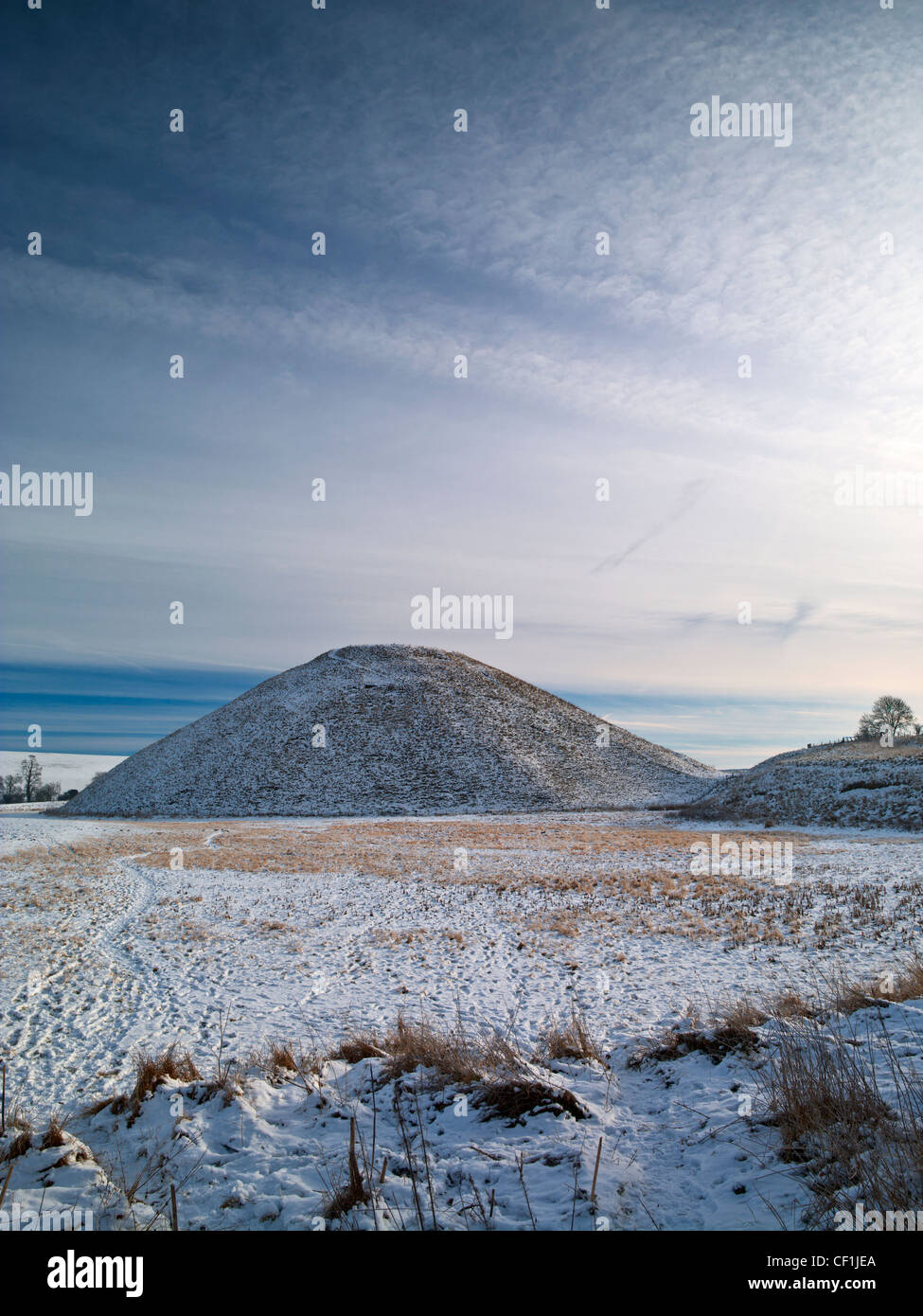 Silbury Hill, un antico monumento megalitico nel Wiltshire, ricoperto di uno strato di neve e di gelo. Foto Stock