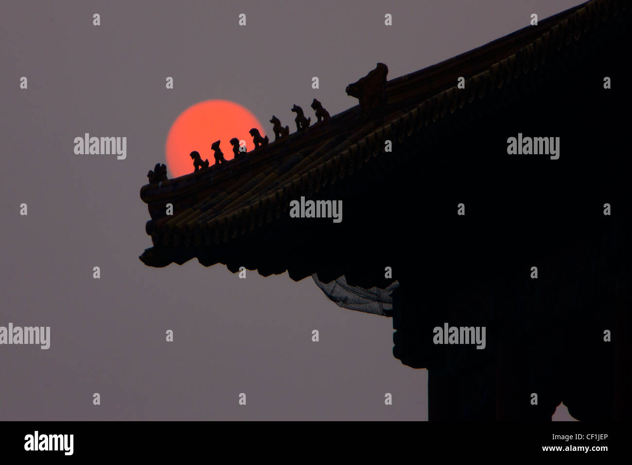 Cina Pechino Città Proibita Figure del tetto tramonto Foto Stock