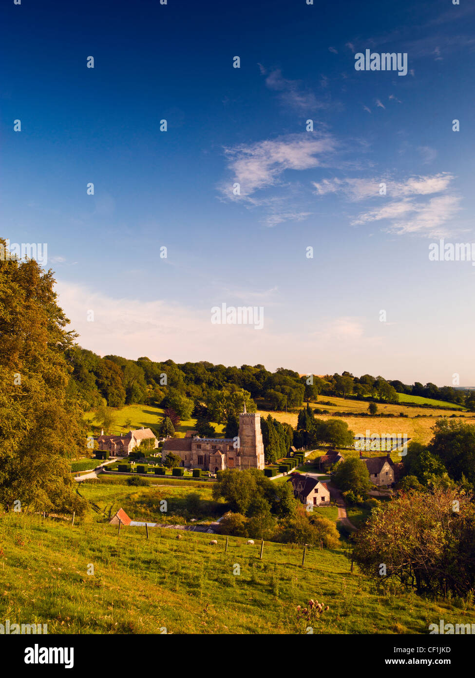 La Chiesa Parrocchiale di Santa Maria Vergine circondata dal paesaggio rurale. Foto Stock