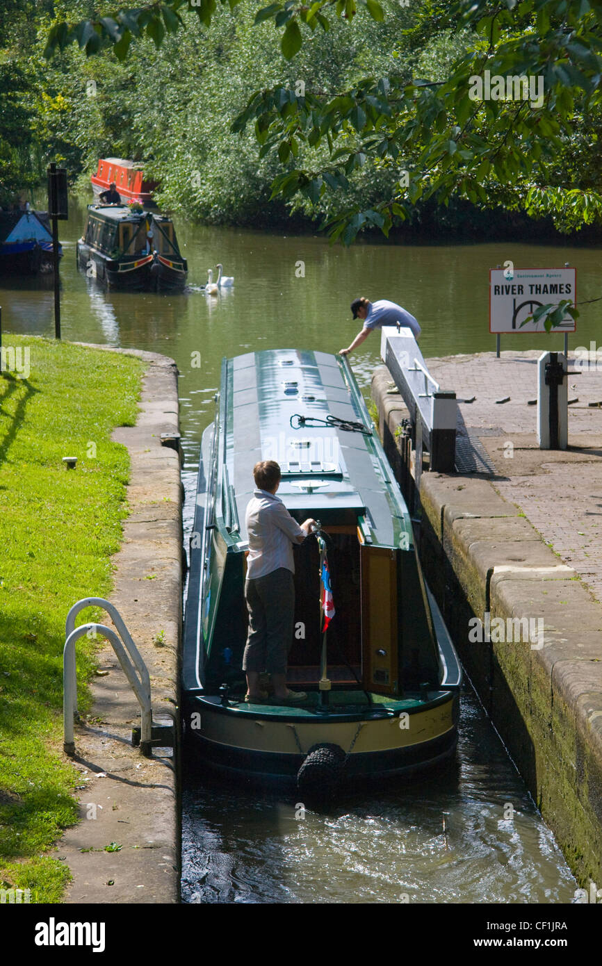 Houseboat passando attraverso il blocco di Isis sul canale di Oxford. Foto Stock