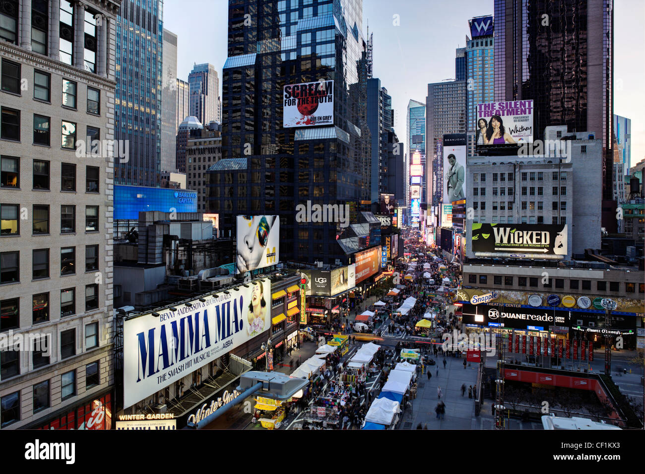 Manhattan Broadway, guardando verso Times Square, New York, Stati Uniti d'America Foto Stock