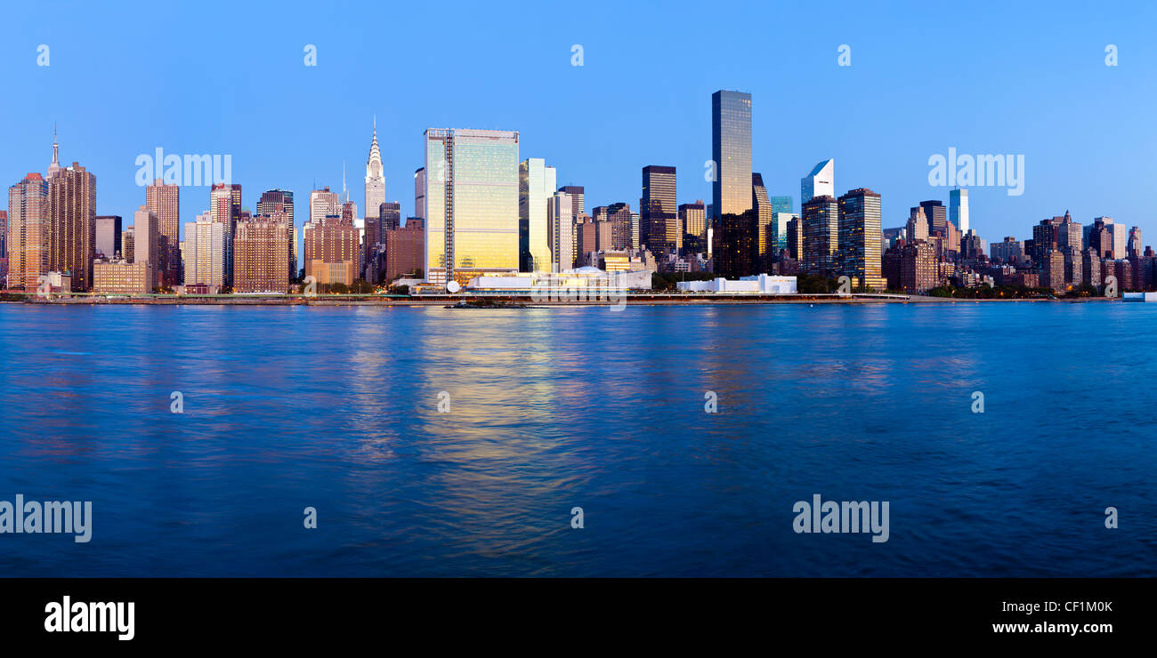 Skyline di Manhattan, East River, New York, Stati Uniti d'America Foto Stock