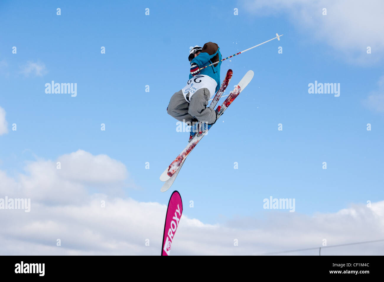 Gli sciatori in azione a 'big air' concorrenza sul vertice di nevis gamma Fort William Highlands scozzesi Scotland Regno Unito Foto Stock