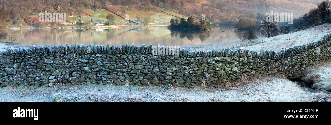 Asciugare la parete di pietra e Rydal acqua in Cumbria presi su un gelido inverno mattina. Foto Stock