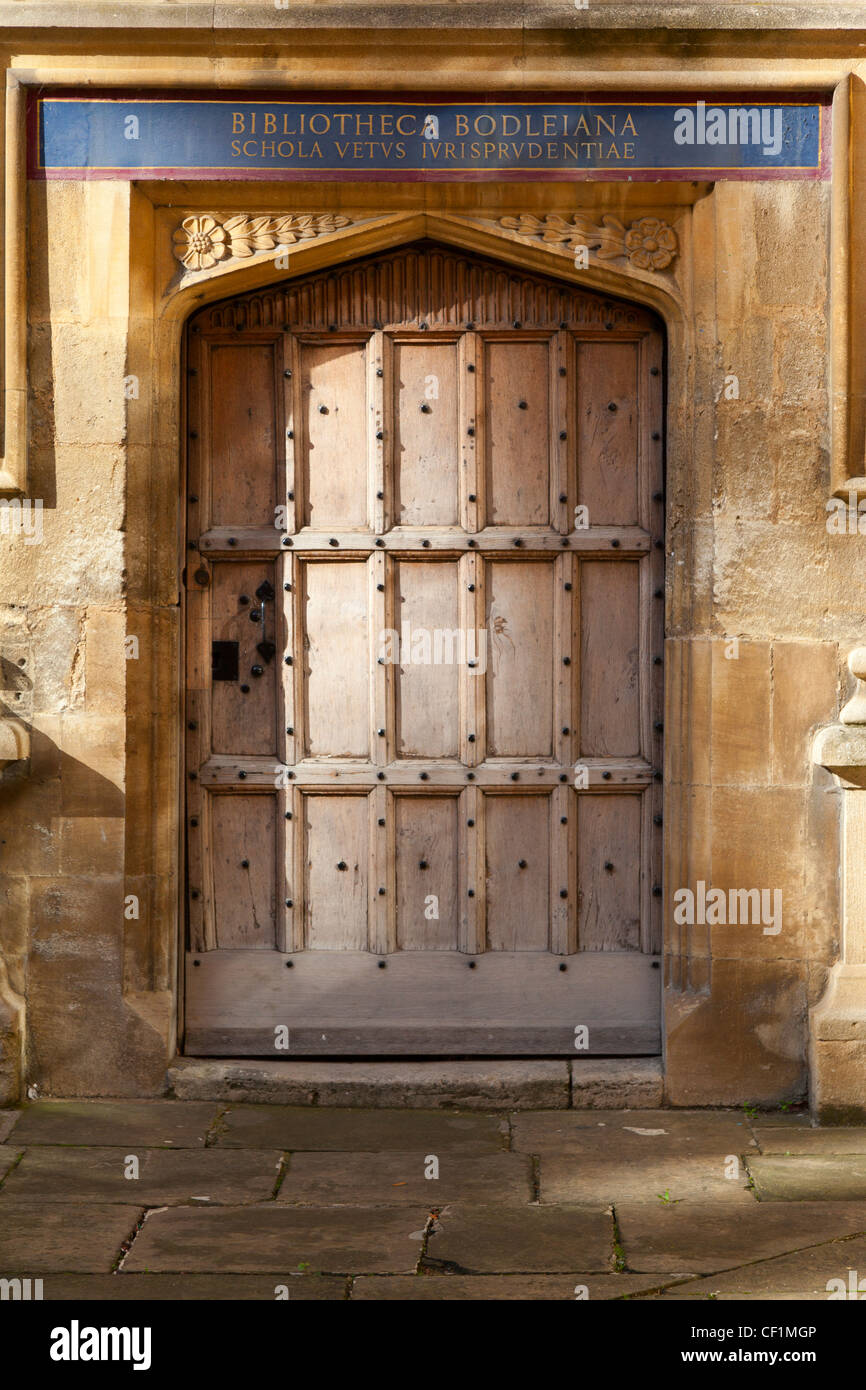 Porta per la Libreria di Bodleian, la principale libreria di ricerca dell'Università di Oxford, con iscrizione latina sopra. Foto Stock