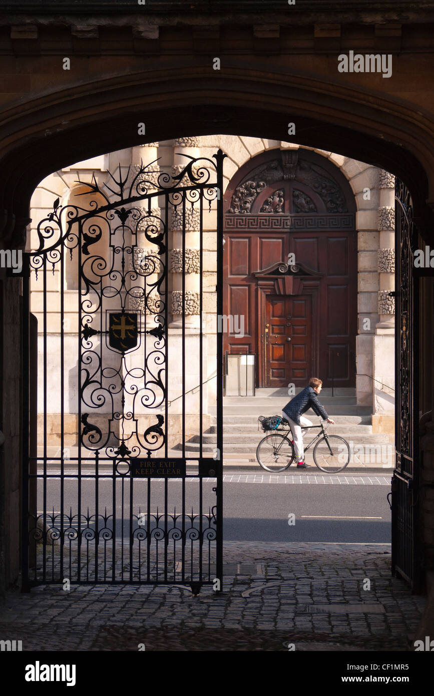 Un ciclista viaggia lungo la High Street passato un gateway alla fine della corsia di logica Foto Stock