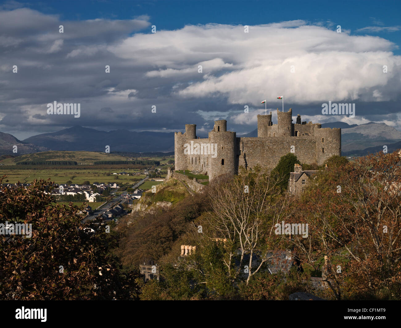 Harlech Castle, costruito da re Edoardo l nel tardo XIII secolo come uno dei suoi "anello di ferro' di fortezze. Foto Stock