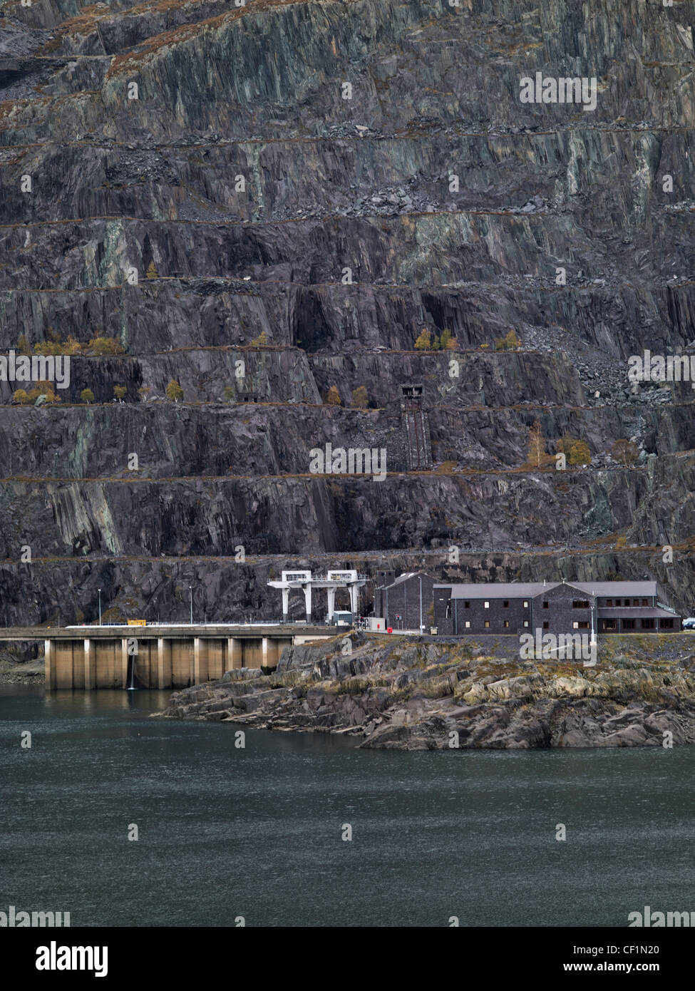 Dinorwig Power Station "Electric Mountain' & Llyn Peris. Costruito sul sito di una vecchia miniera di ardesia - la centrale idroelettrica stazio Foto Stock