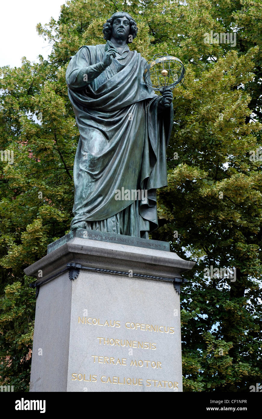 Monumento a l'astronomo Niccolò Copernico di fronte al vecchio municipio della città polacca di Torun. Foto Stock