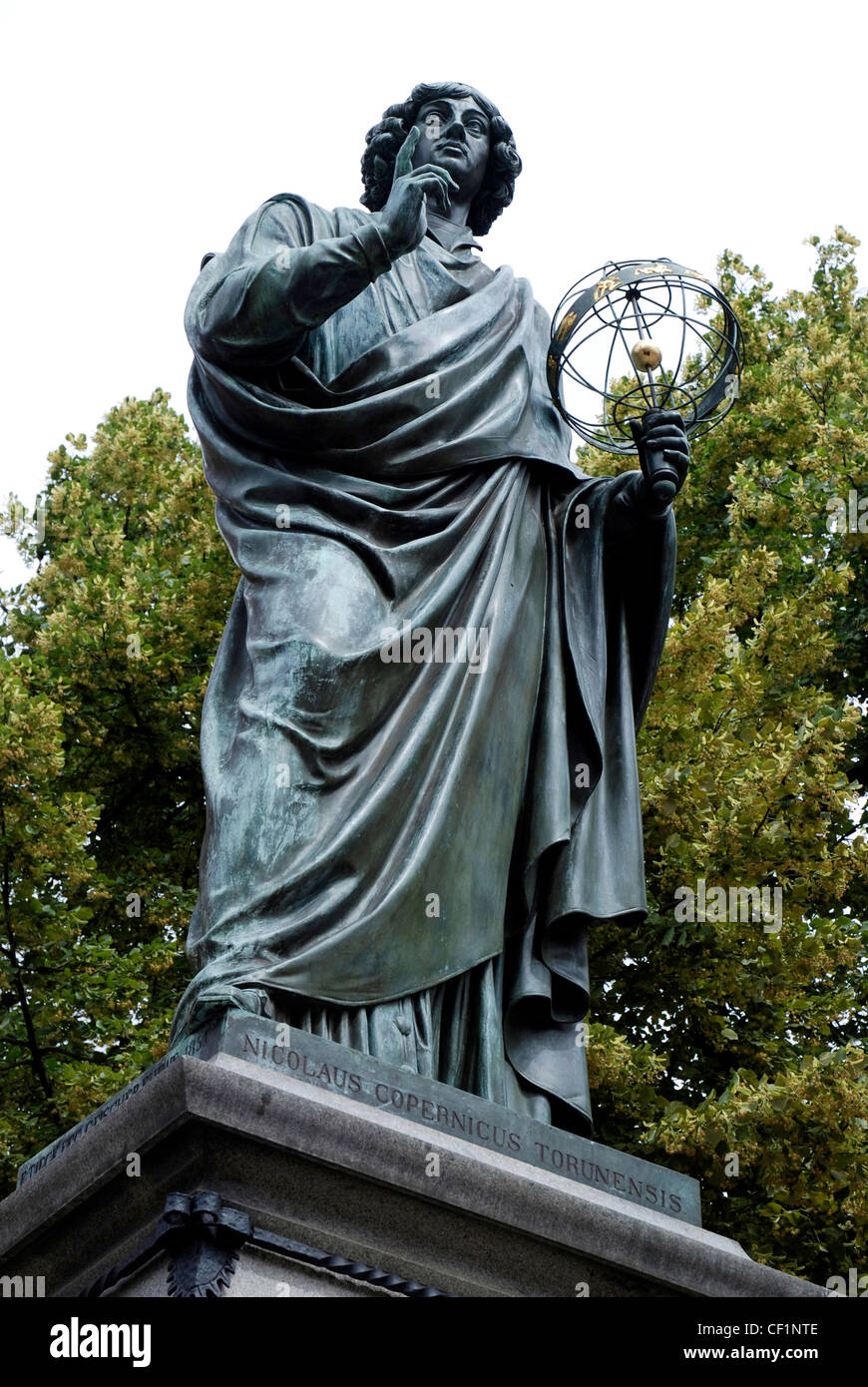 Monumento a l'astronomo Niccolò Copernico di fronte al vecchio municipio della città polacca di Torun. Foto Stock