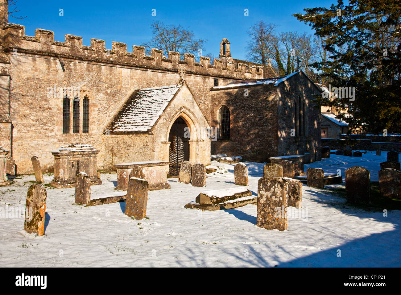 Nevoso inverno veduta della chiesa del Santo di Rood o Croce nel villaggio Costwold di Ampney Crucis, Gloucestershire, England, Regno Unito Foto Stock