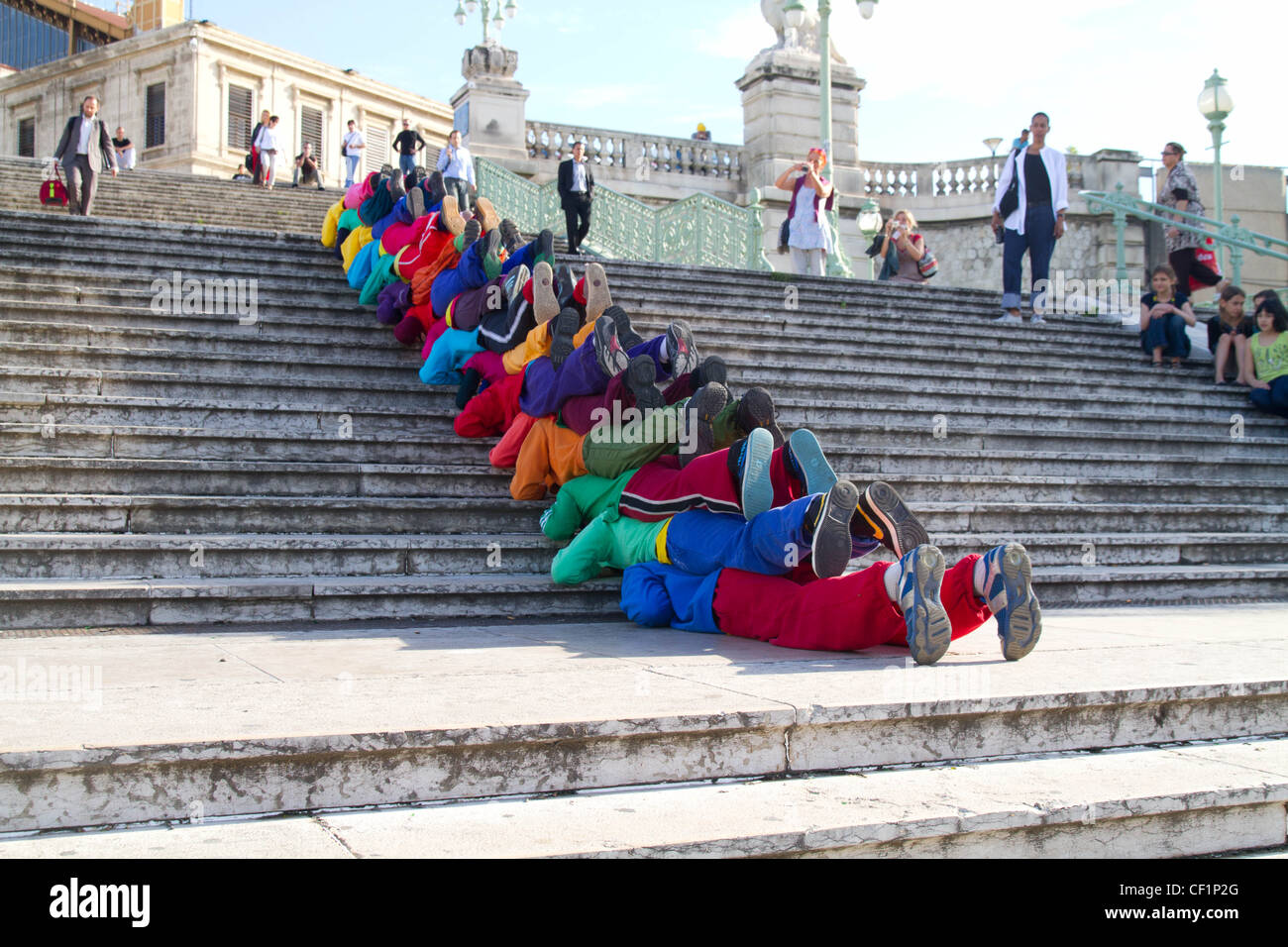 Corpi in spazi urbani Dance Troupe di eseguire a Marsiglia Foto Stock