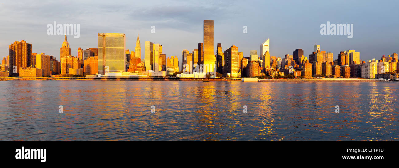 Skyline di Manhattan visto dall'East River, New York, Stati Uniti d'America Foto Stock