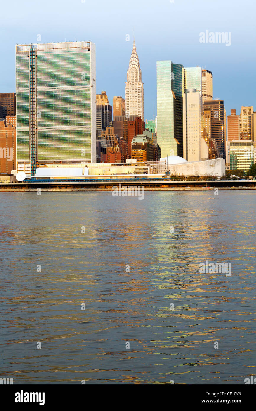 Skyline di Manhattan visto dall'East River, New York, Stati Uniti d'America Foto Stock