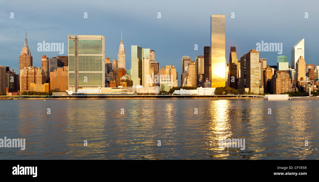 Skyline di Manhattan visto dall'East River, New York, Stati Uniti d'America Foto Stock