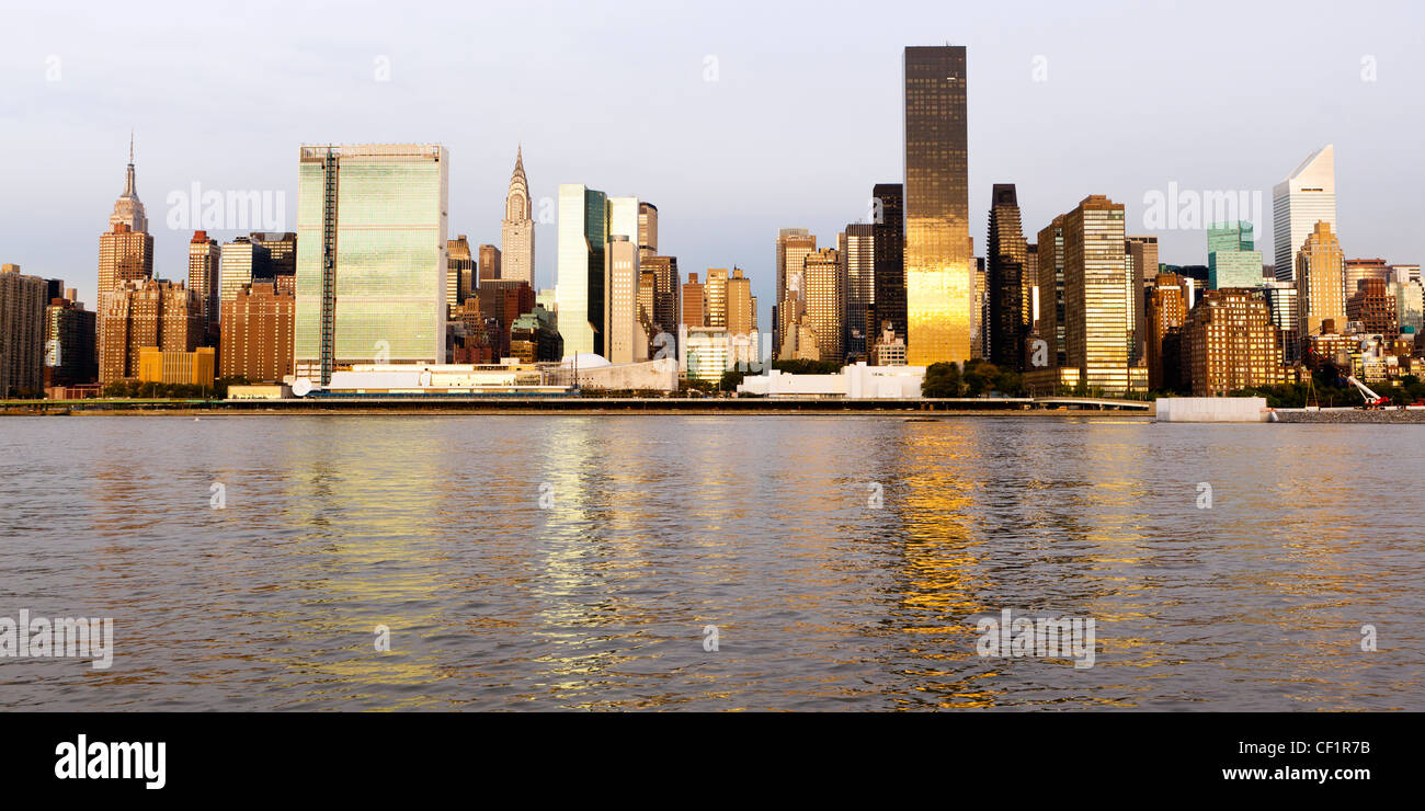 Skyline di Manhattan visto dall'East River, New York, Stati Uniti d'America Foto Stock