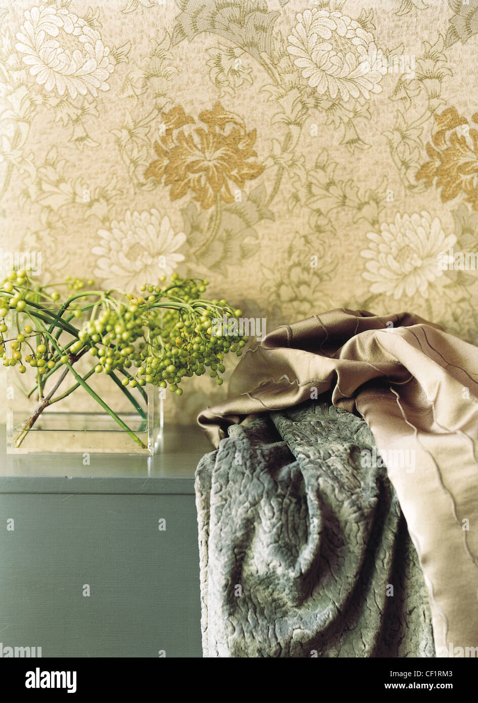 Mondo materiale questo autunno è di tendenza decorativa, la miscelazione di differenti tessuti pitture e rivestimenti murali per creare una drammatica e Foto Stock