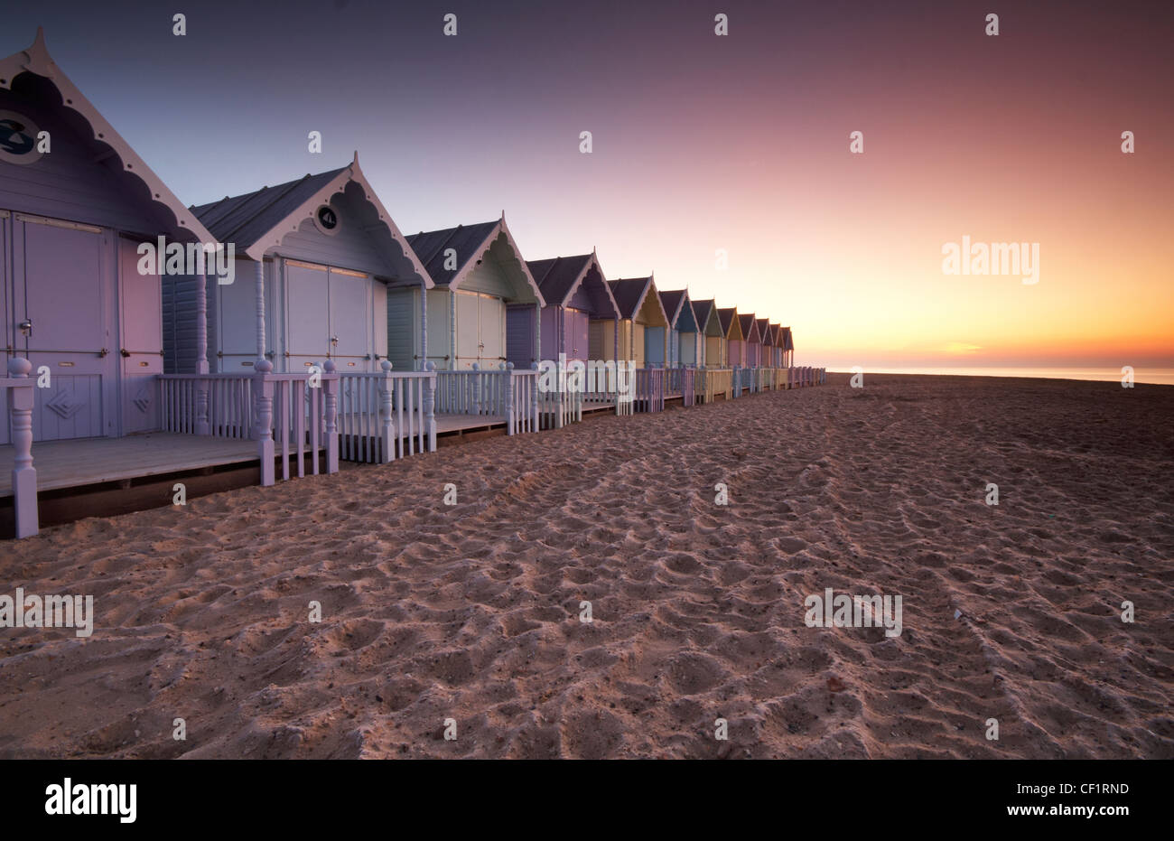 Primi albori su nuova spiaggia capanne sulla Mersea Island. Foto Stock