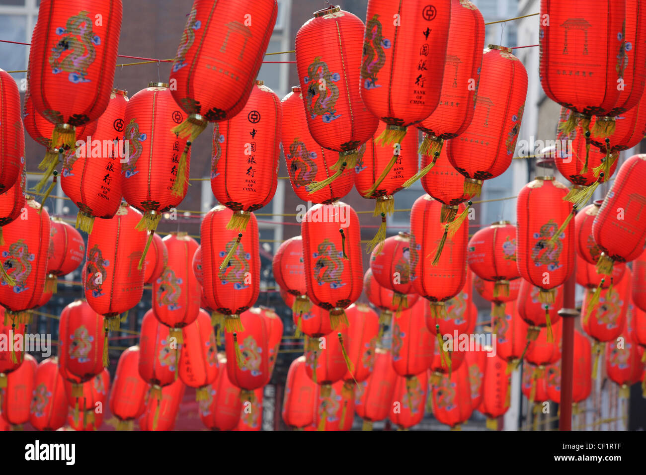 Le lanterne cinesi che gravano su di una strada nella zona londinese di Chinatown per celebrare il capodanno cinese. Foto Stock