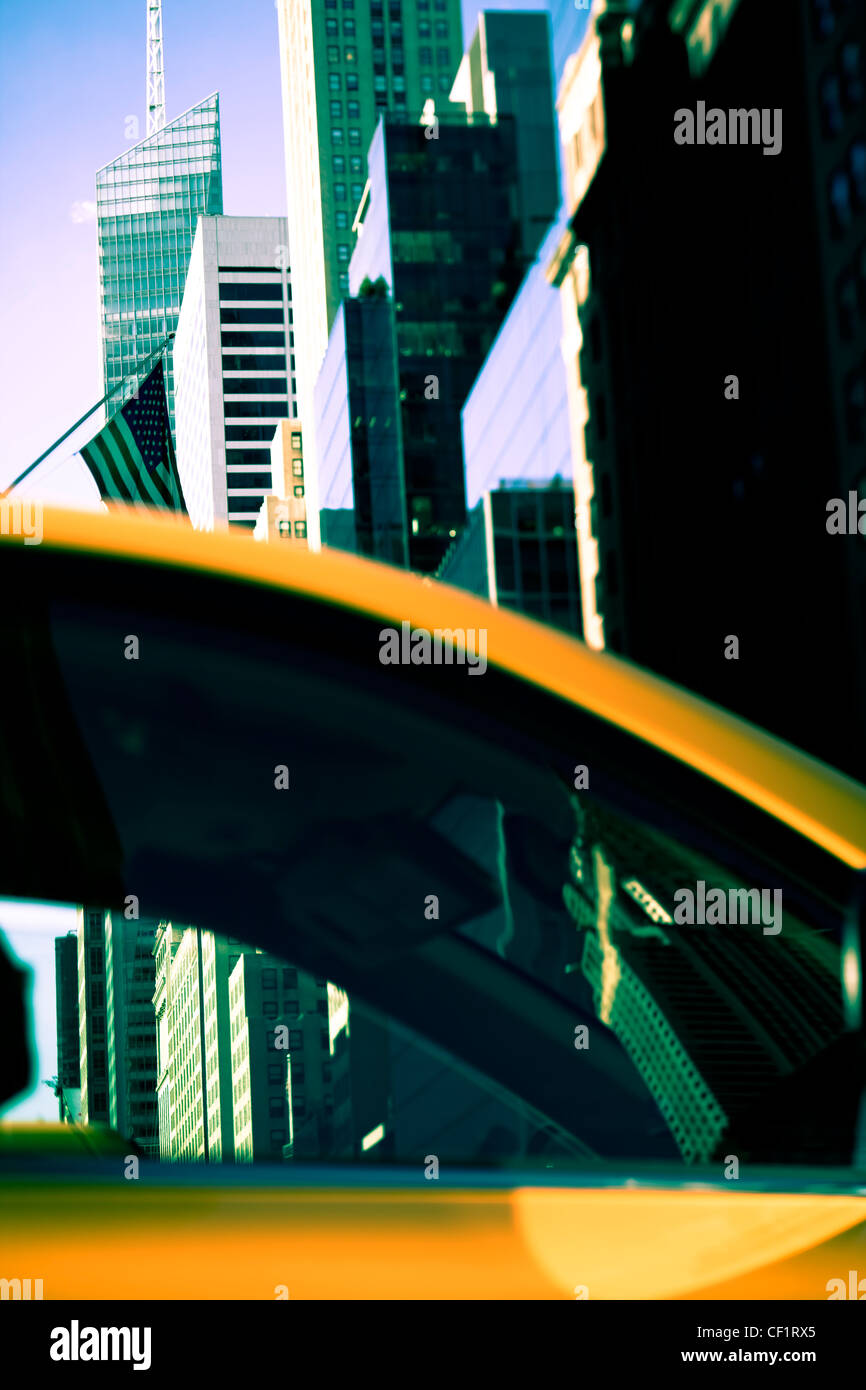 La moderna architettura degli edifici lungo la 42nd Street nel centro di Manhattan, New York, Stati Uniti d'America Foto Stock