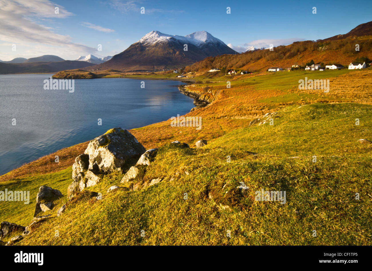 Il bricchi, un gruppo di villaggi vicino a Portree sull'isola di Skye. In lontananza sono le montagne Cuillin. Foto Stock