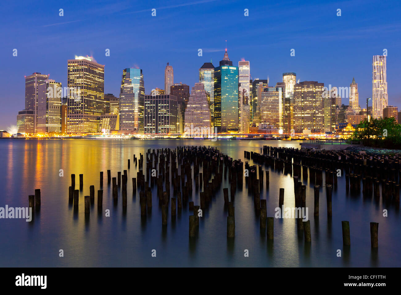 Stati Uniti d'America, New York, crepuscolo vista dei grattacieli di Manhattan da Brooklyn Heights quartiere. Foto Stock