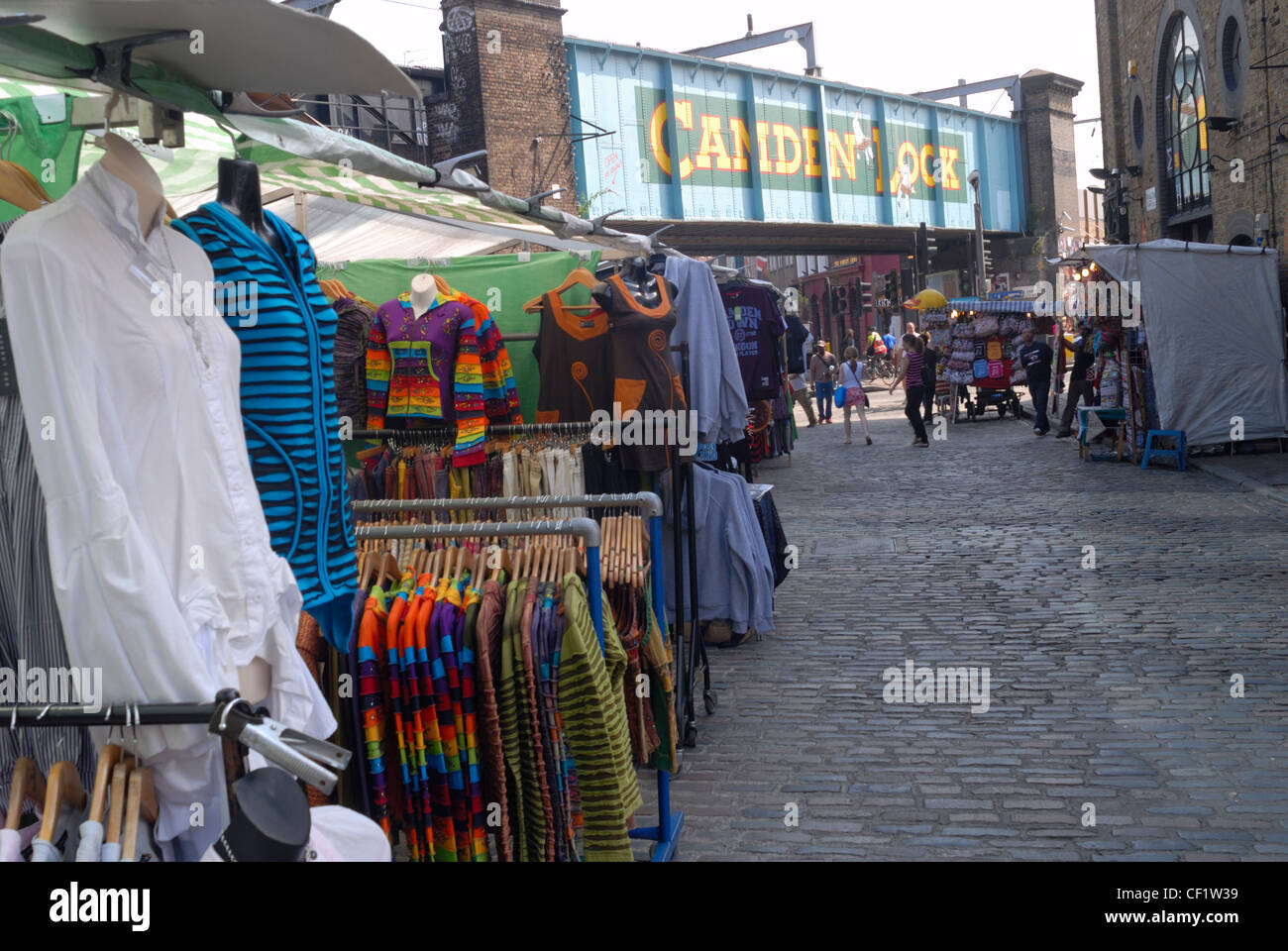 I vestiti si spegne in Camden Market. Foto Stock