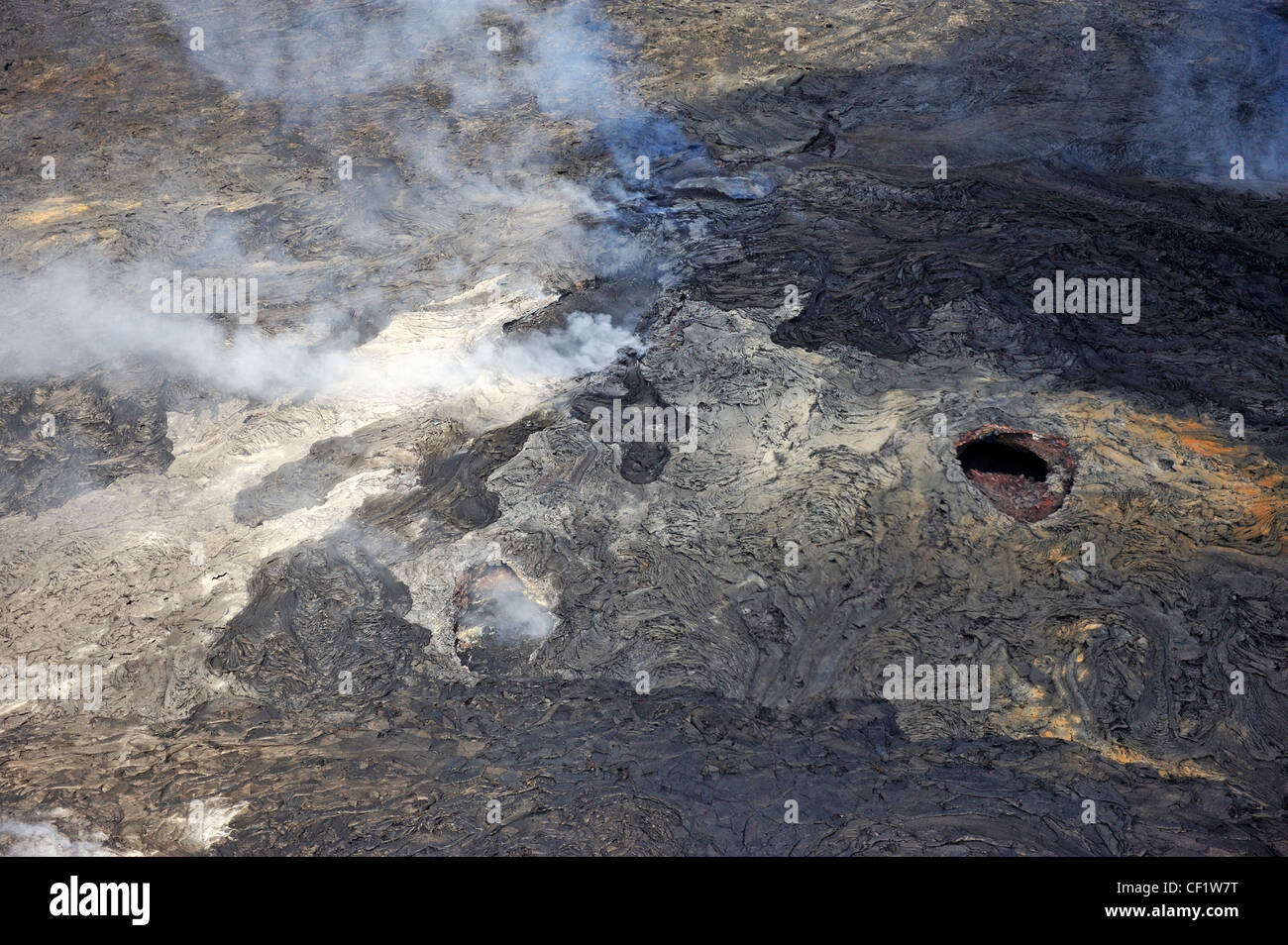 Fumatori i campi di lava e tunnel di lava da Pu'u'O'o cratere, (vista aerea), vulcano Kilauea, Big Island, isole Hawaii, Stati Uniti d'America Foto Stock