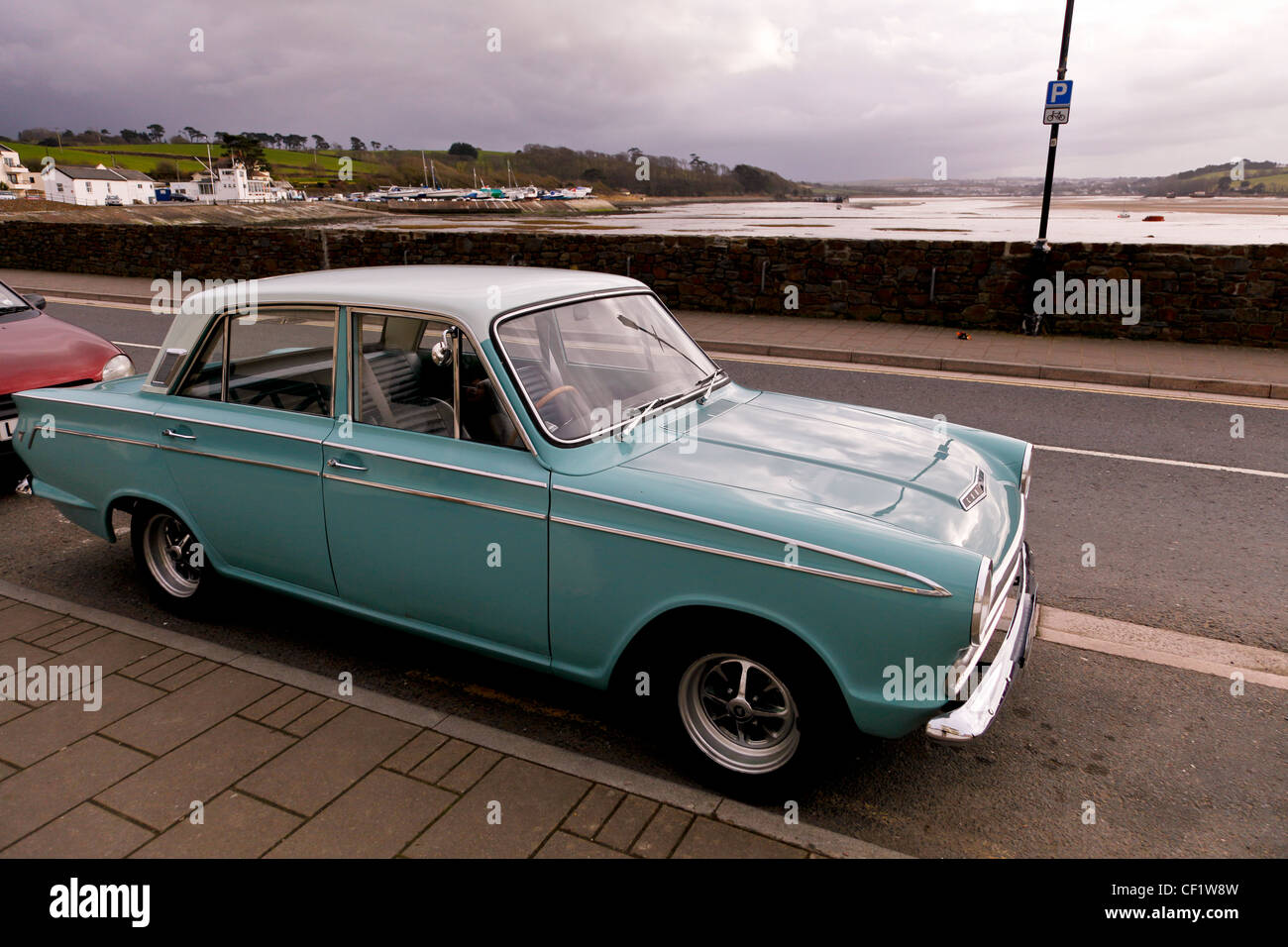 Un contrassegno 1 Ford Cortina su una posizione di fronte al mare Foto Stock