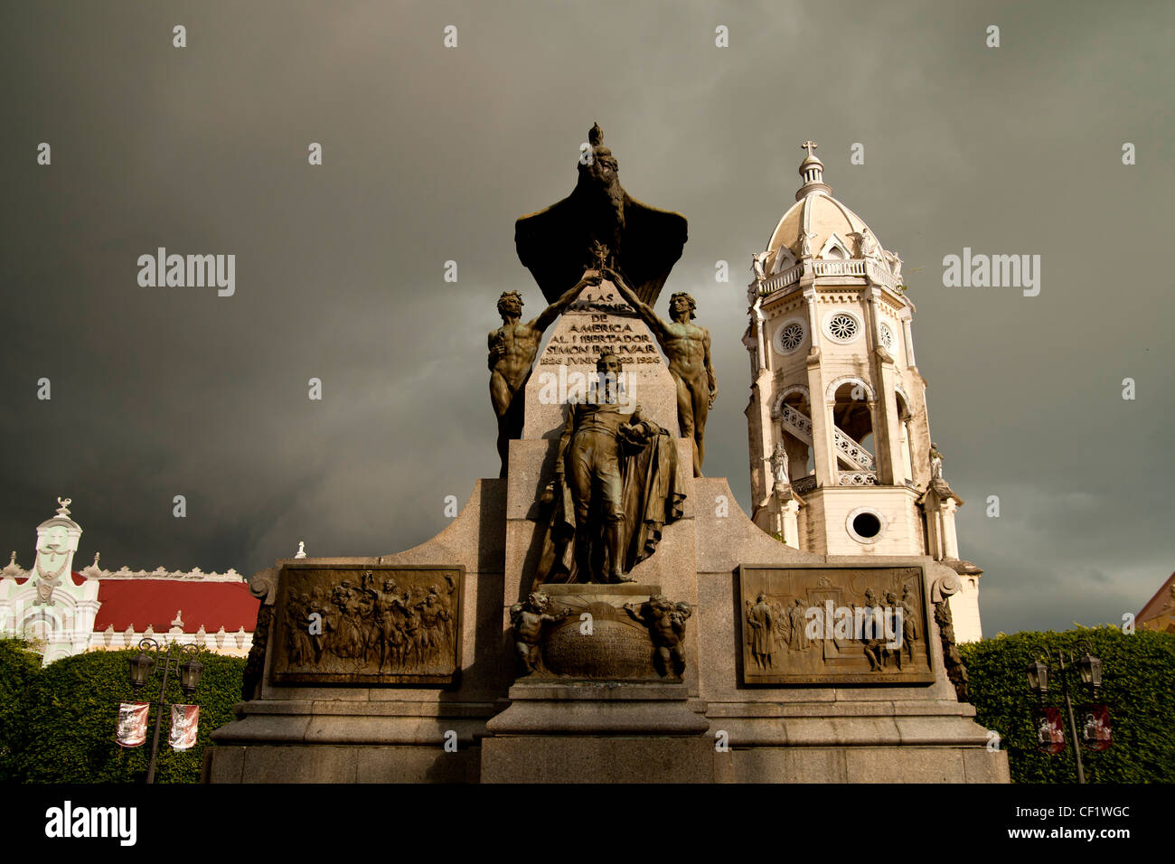 Monumento a Simon Bolivar e la torre campanaria della Iglesia San Francisco chiesa nella città vecchia, Casco Viejo, Panama City, Foto Stock