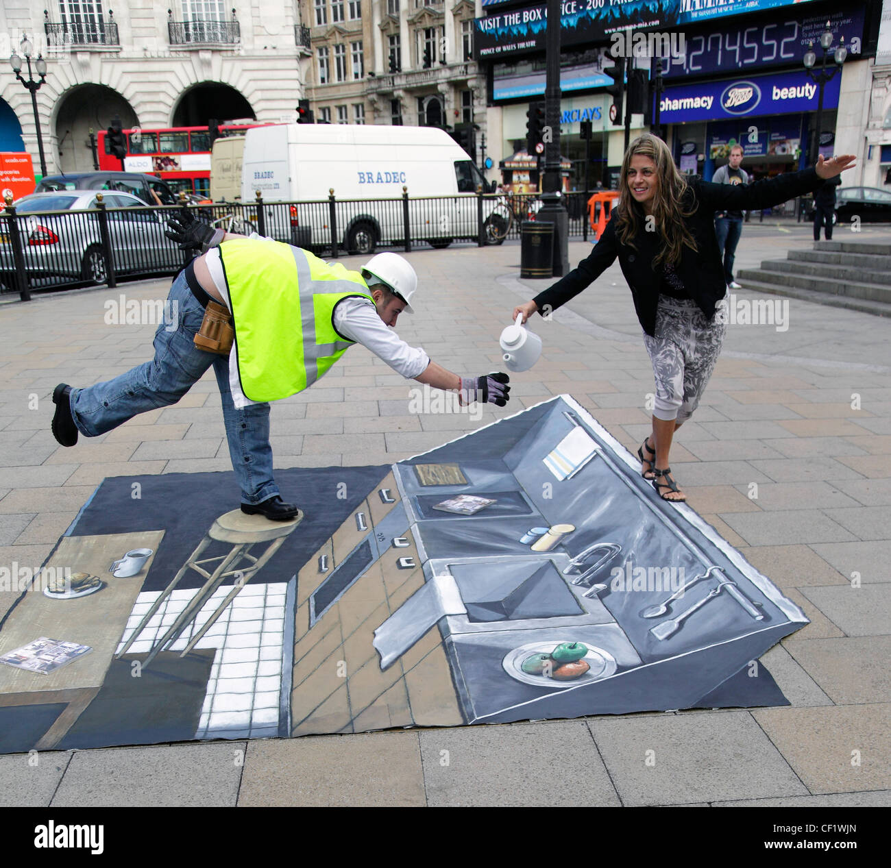 Una street performance usando un trompe-l'oeil a Piccadilly Circus a Londra. Foto Stock