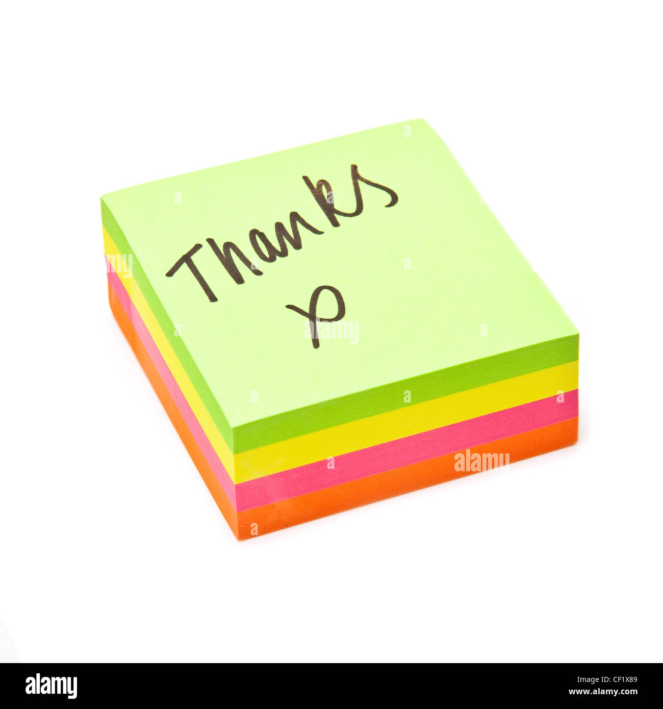 Ringrazio nota scritta su un foglietto adesivo pad isolato su un bianco di sfondo per studio. Foto Stock