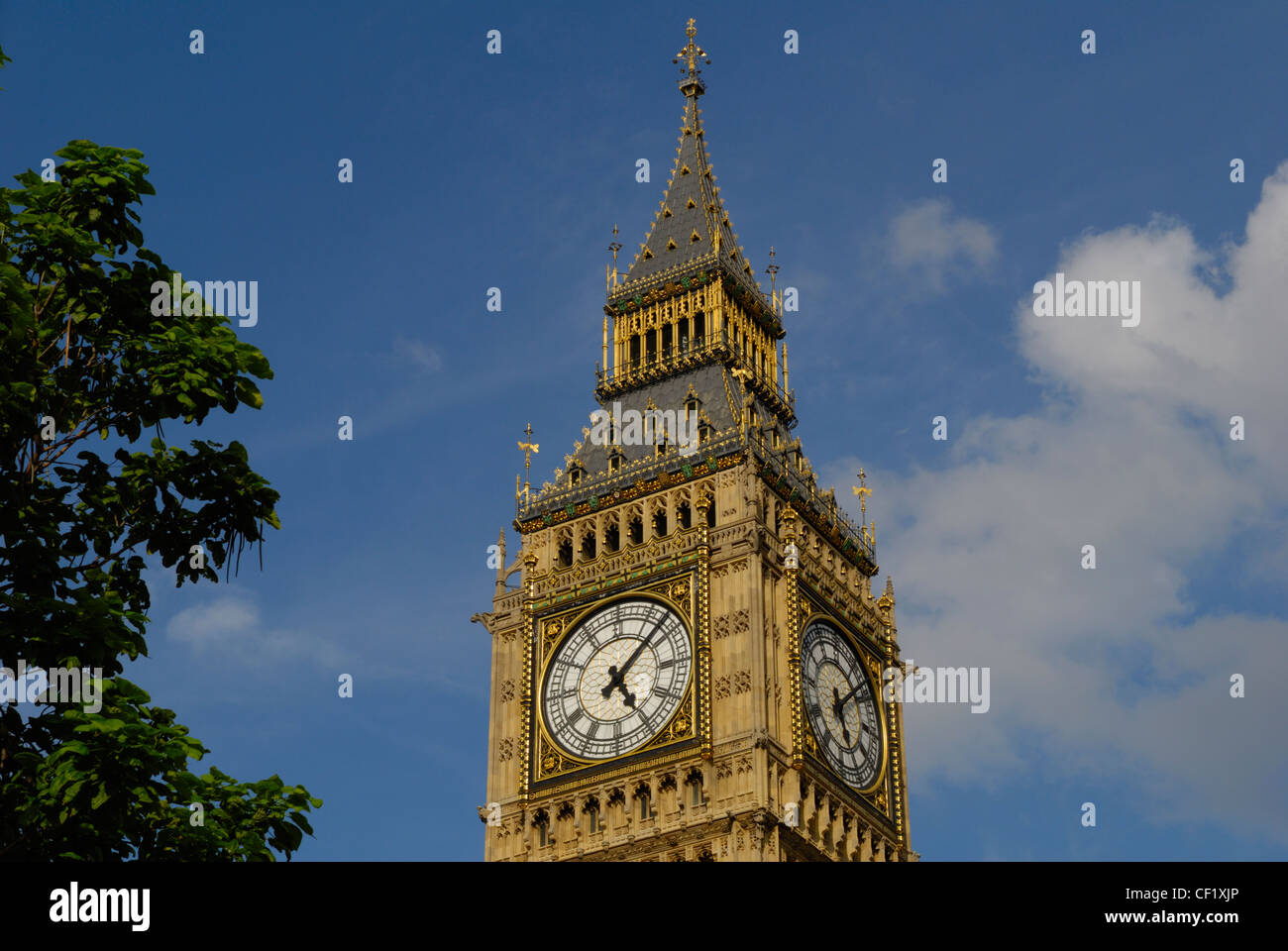 Big Ben, uno di Londra più i punti di riferimento iconici, contro un cielo blu. Big Ben è in realtà il nome del grande campana in l'orologio Foto Stock