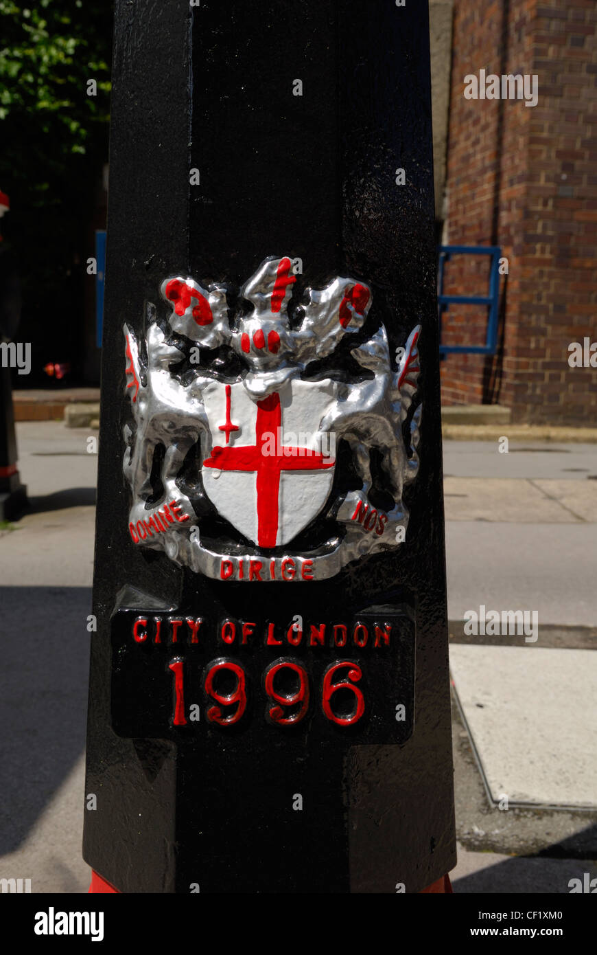 Un close-up di un cuscinetto bollard una cresta nella città di Londra. Foto Stock