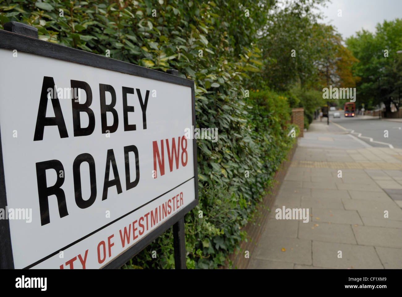 Abbey Road Sign e visualizza in basso Abbey Road verso i famosi studi di registrazione. Abbey Road Studios è la posizione della maggior parte dei Foto Stock