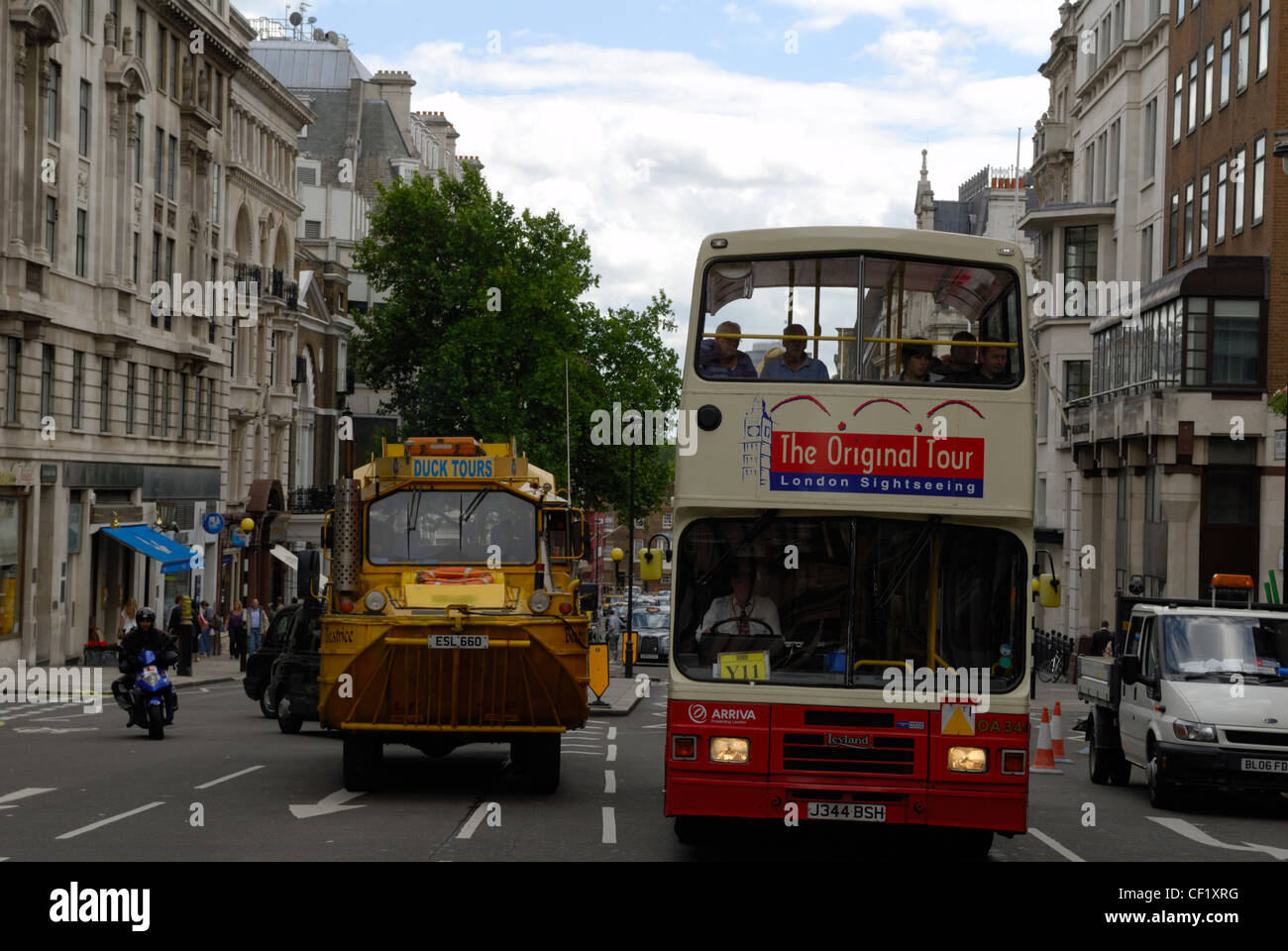 Due London tour i veicoli che viaggiano a fianco a fianco - un autobus a due piani e il nuovo Duck Tours in un vehic anfibio Foto Stock
