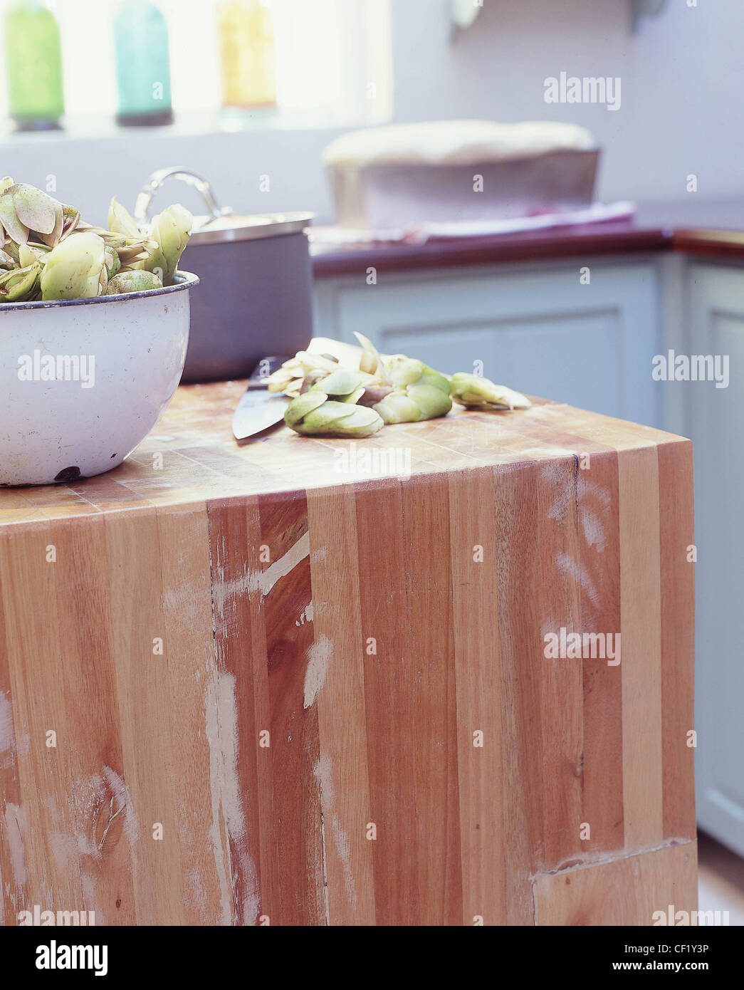 A tre diversi stili di cucina grande free standing blocco di legno bianco ciotola di ortaggi e verdure a fettine su top grandi Foto Stock