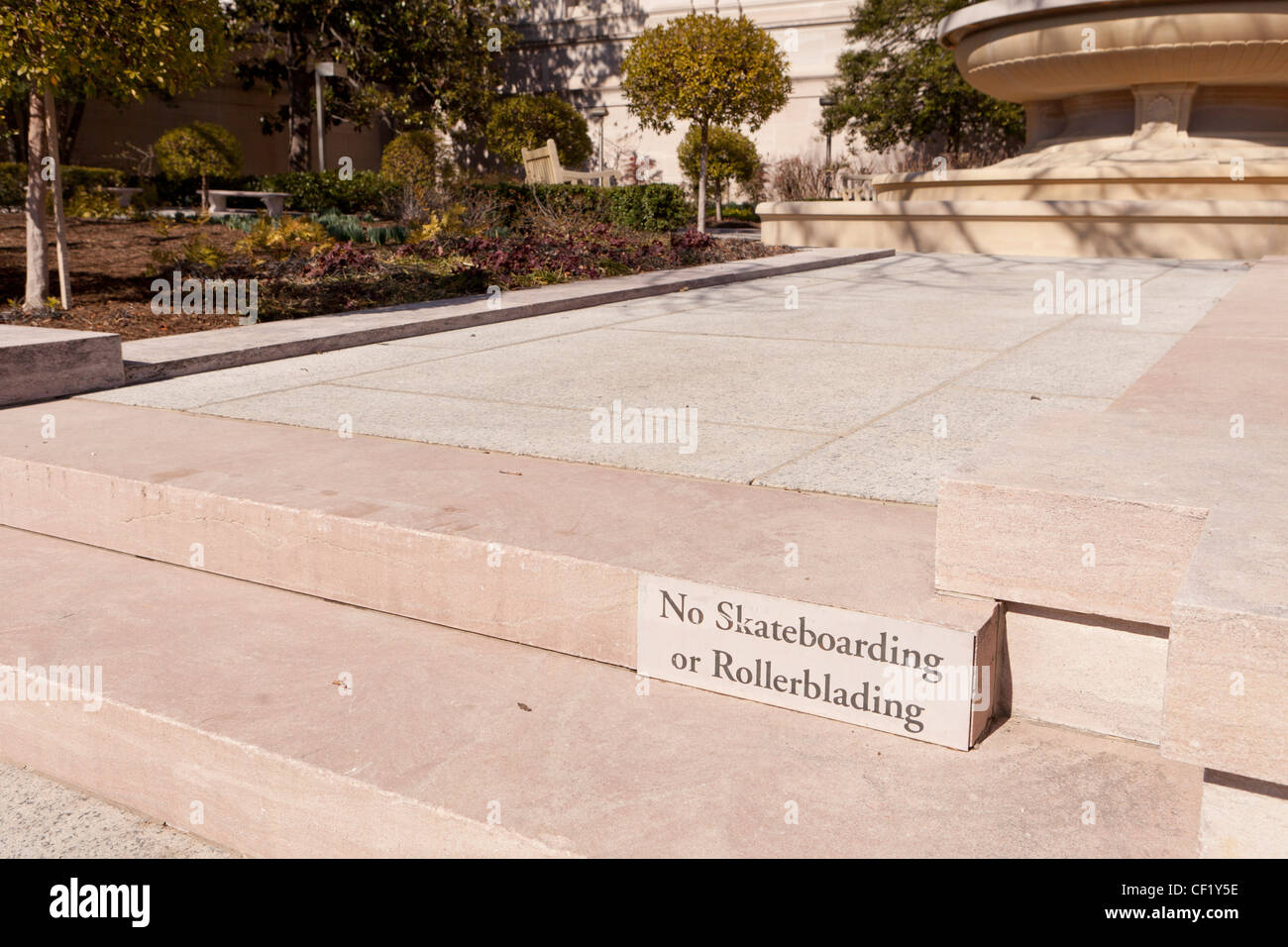 No skateboarding o roller segno sulla passerella pedonale Foto Stock