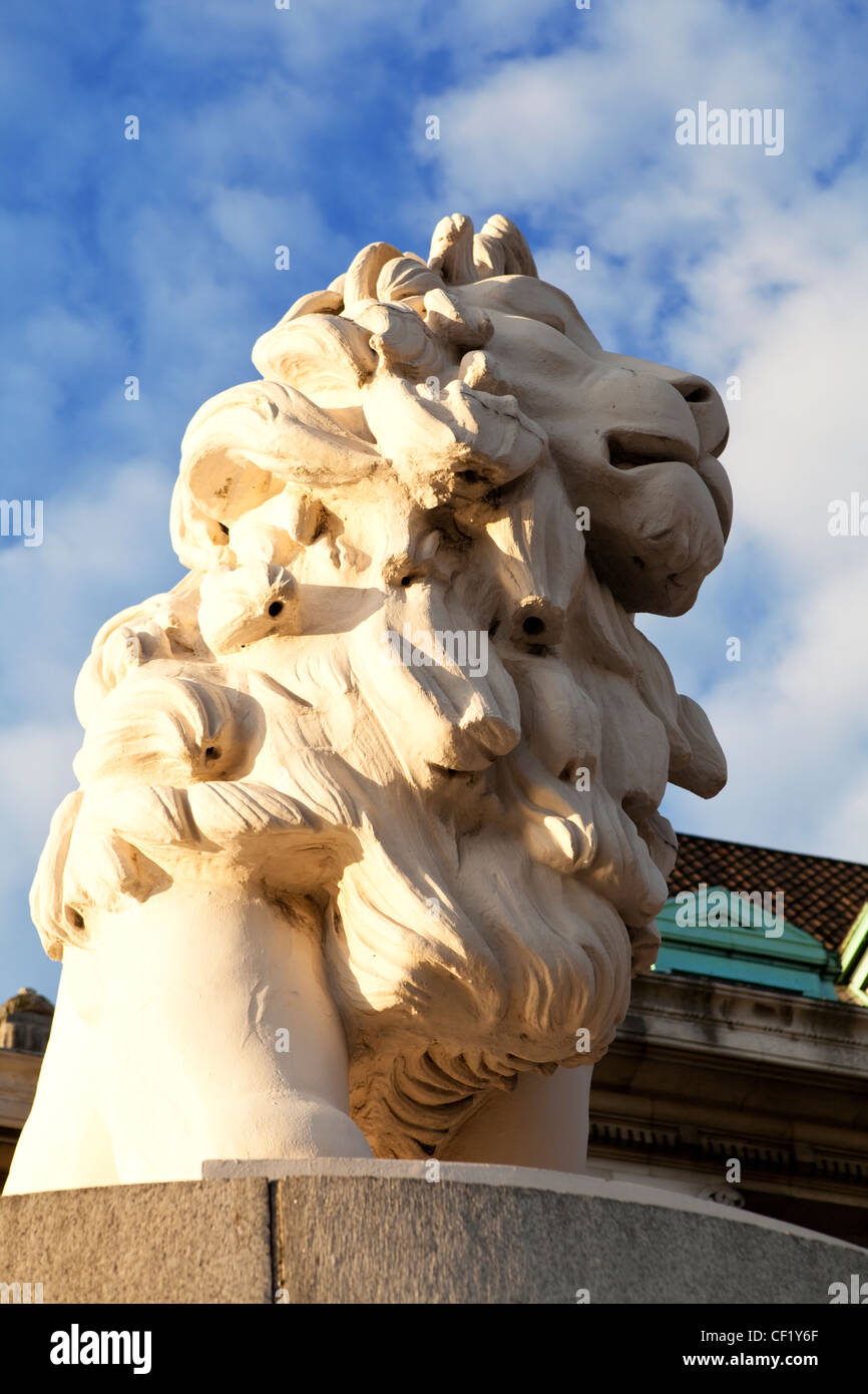 La South Bank Lion sul Westminster Bridge Foto Stock