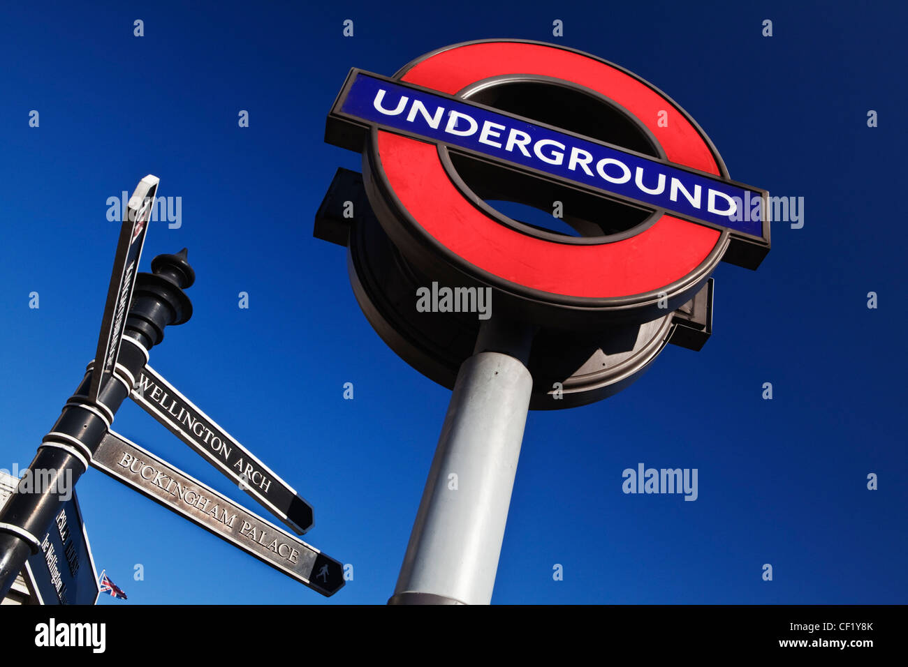 La metropolitana di Londra e di segno segnaletica rivolta verso la direzione di molte attrazioni turistiche nelle vicinanze. Foto Stock