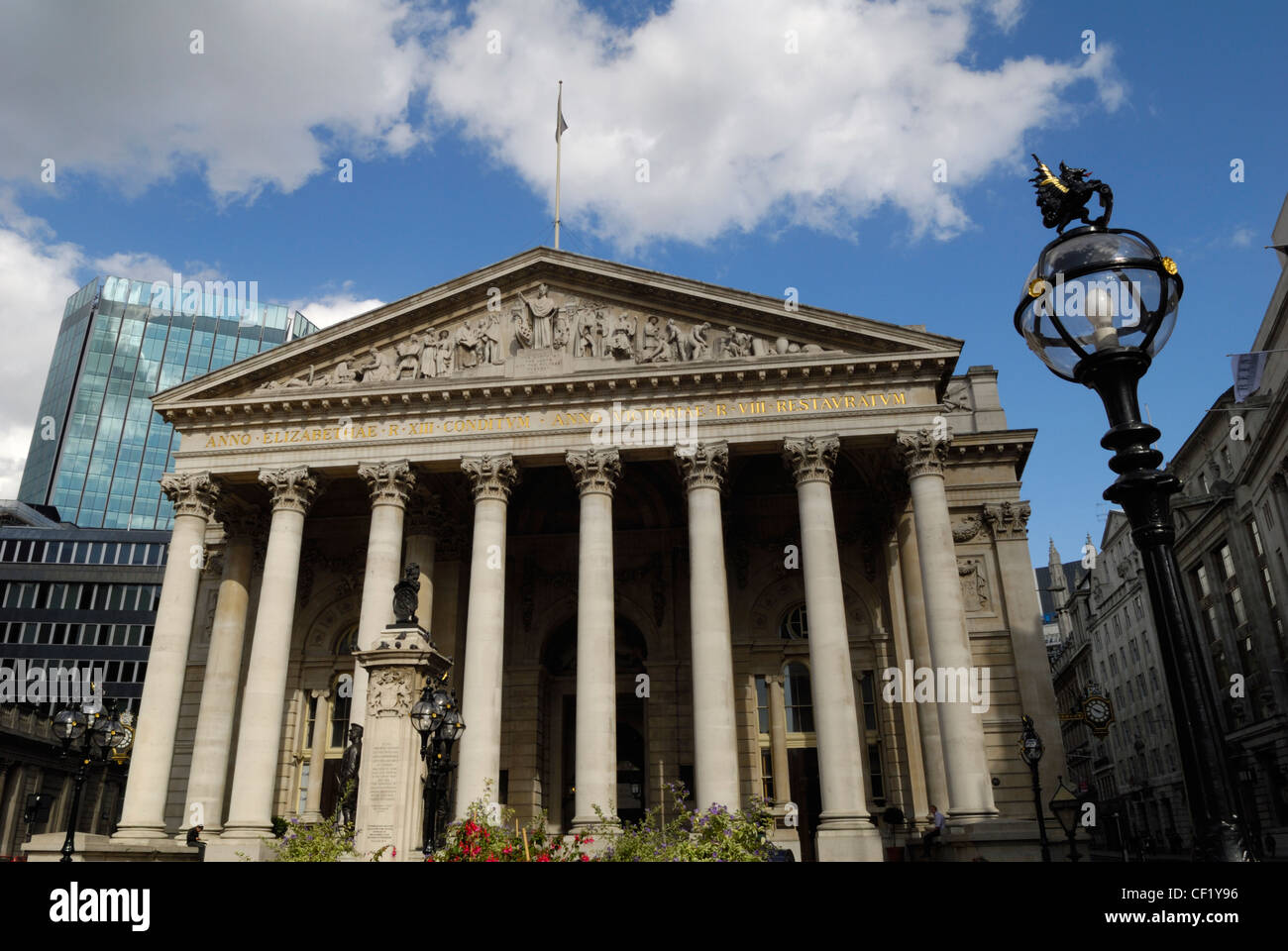 Il Royal Exchange edificio nella città di Londra, ampiamente ristrutturato nel 2001 per diventare la sede di alcuni dei più eleganti del mondo l Foto Stock
